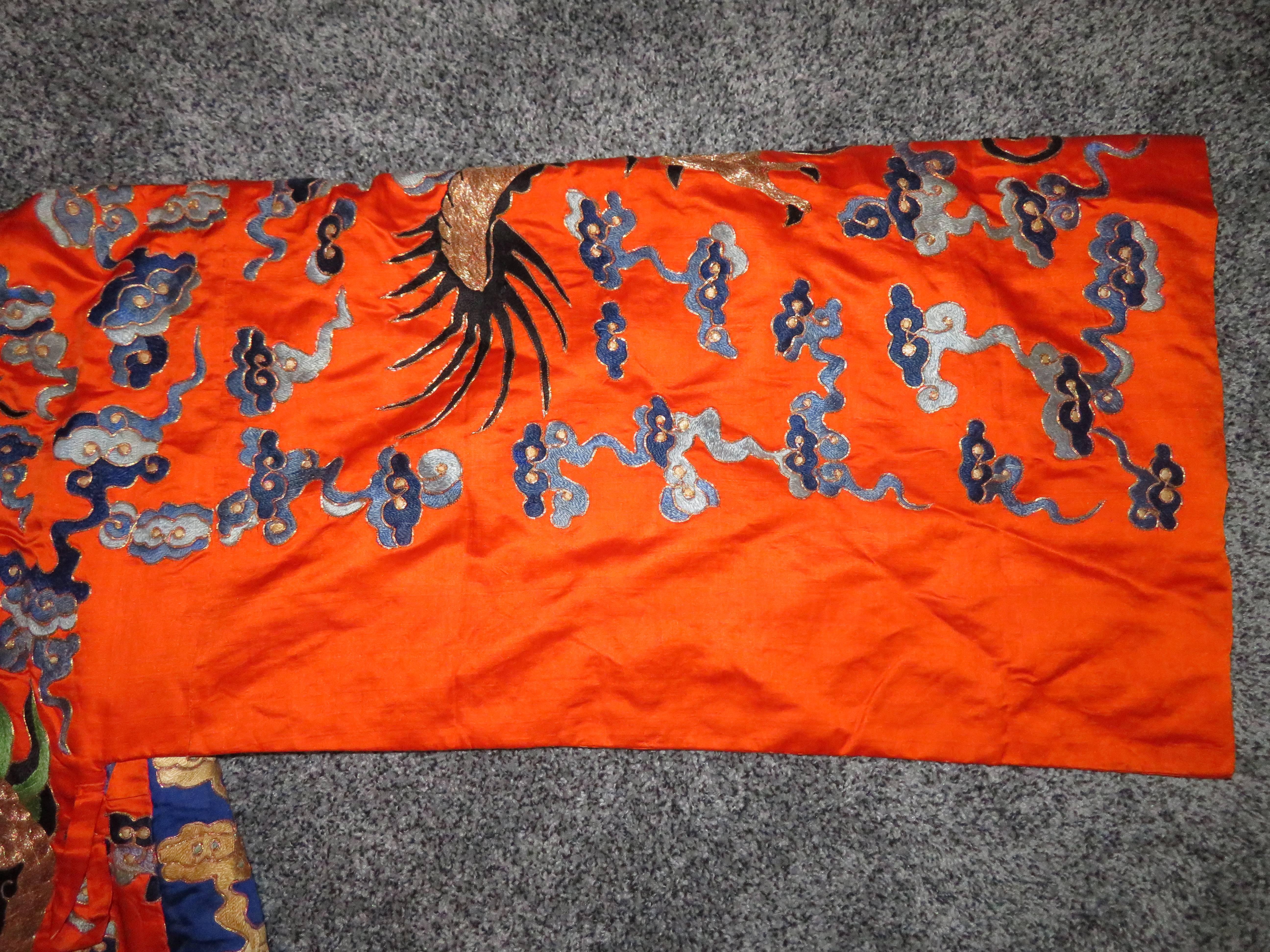 Atemberaubende chinesische Seide Goldfaden bestickt Drachen Kimono Robe Wandbehang (Chinesisch)