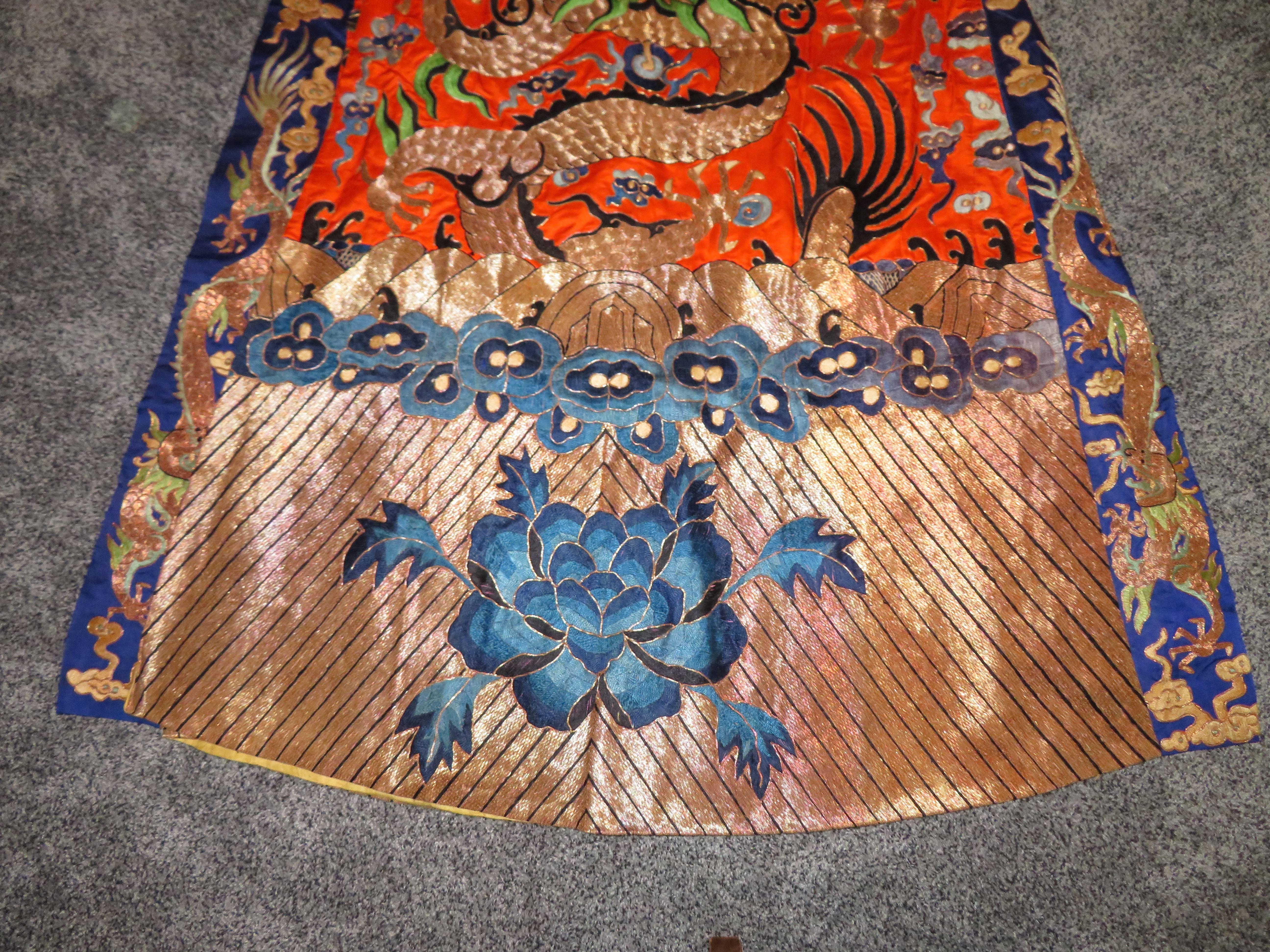 Atemberaubende chinesische Seide Goldfaden bestickt Drachen Kimono Robe Wandbehang (Sonstiges)