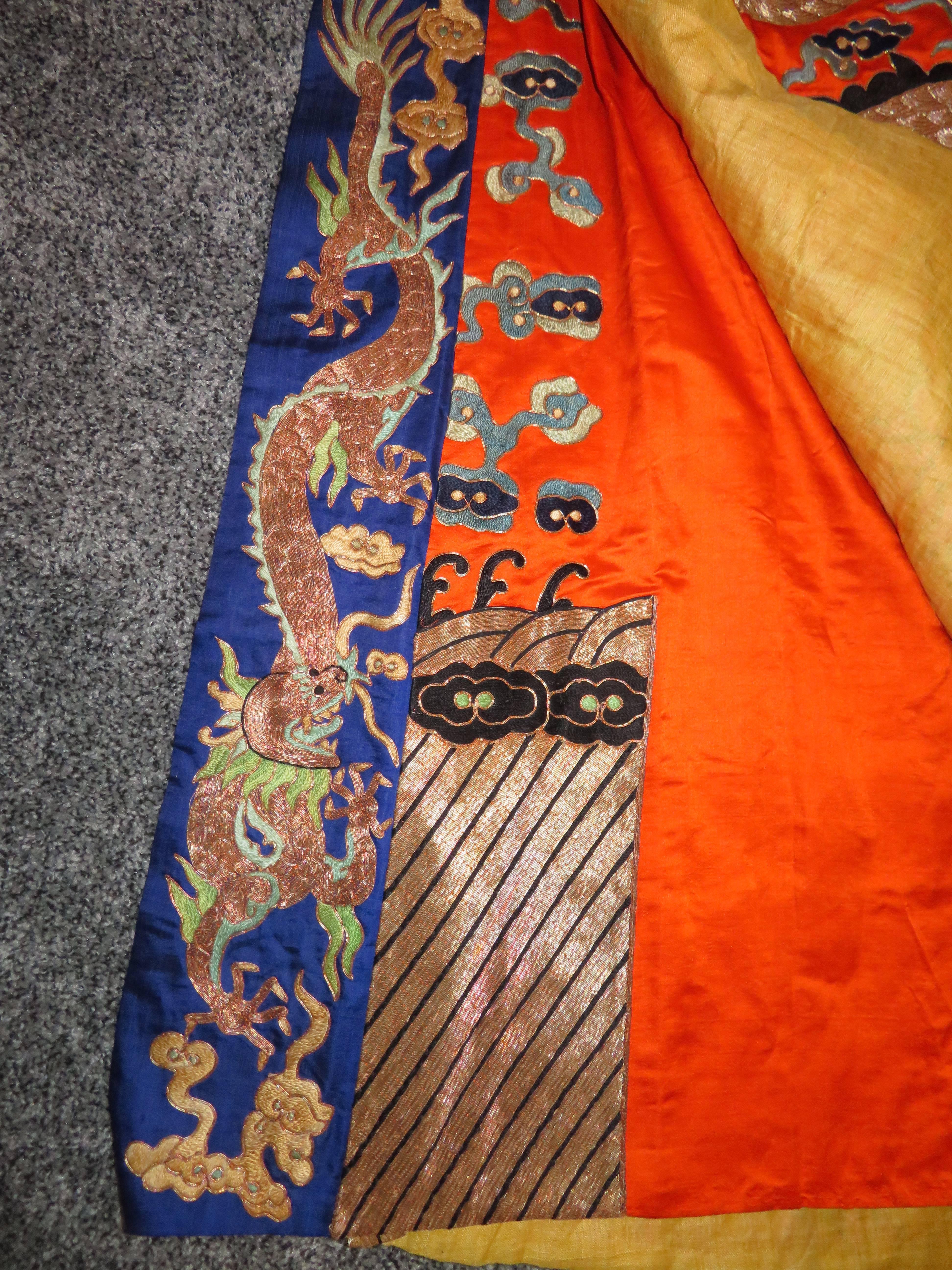 Atemberaubende chinesische Seide Goldfaden bestickt Drachen Kimono Robe Wandbehang im Zustand „Gut“ in Pemberton, NJ