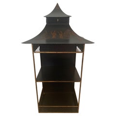 Superbe support d'étagère suspendue en forme de pagode noir et or de style chinoiserie