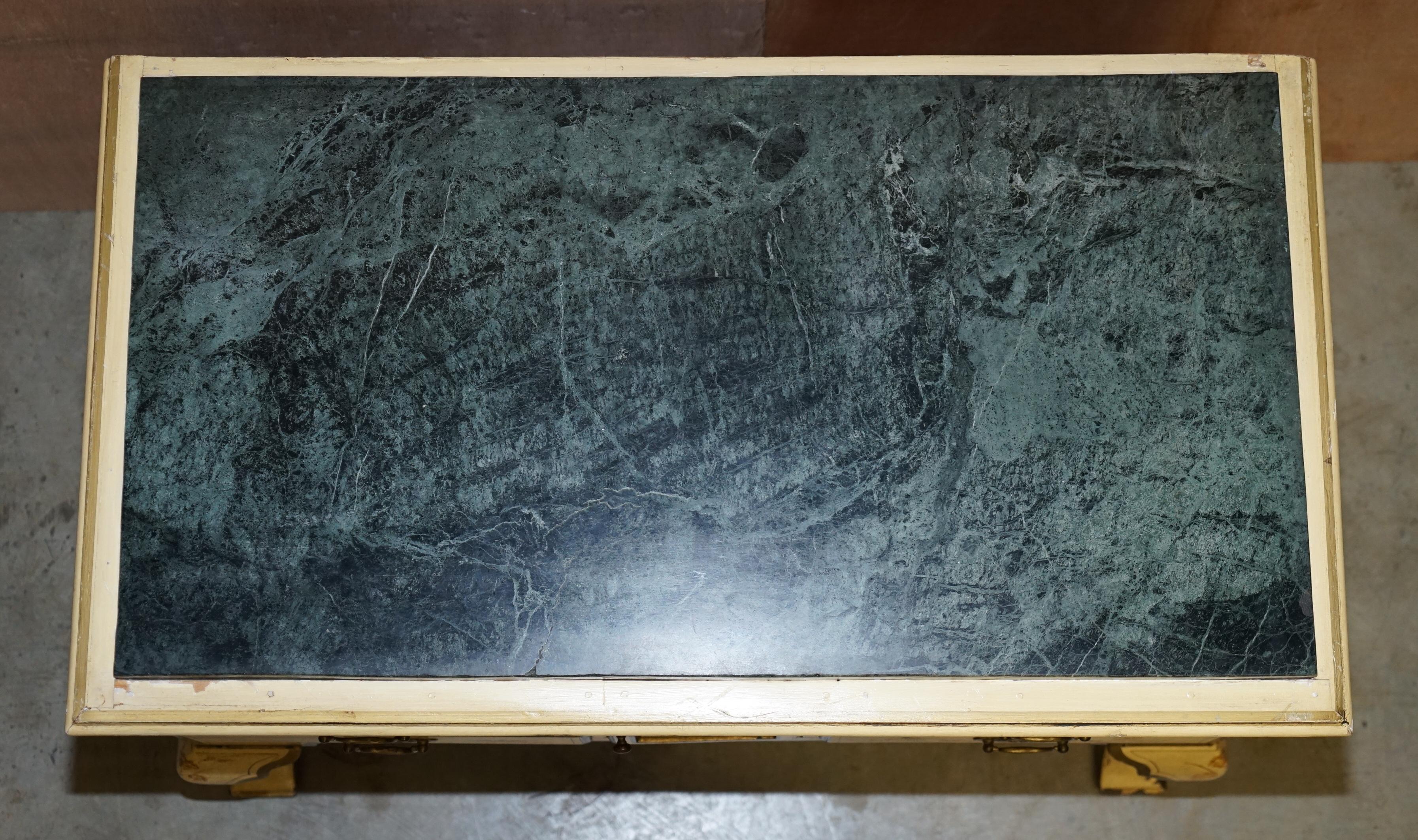 Splendida credenza con ripiano in marmo in stile cinese Chippendale in vendita 1
