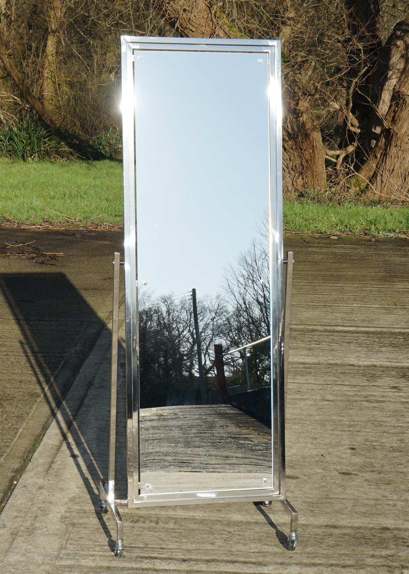 Fatto a mano STUPENDO SPECCHIO CHEVALE SU RUOTE CON TELAIO CROMATO EICHHOLTZ CAPRI 171 cm. in vendita