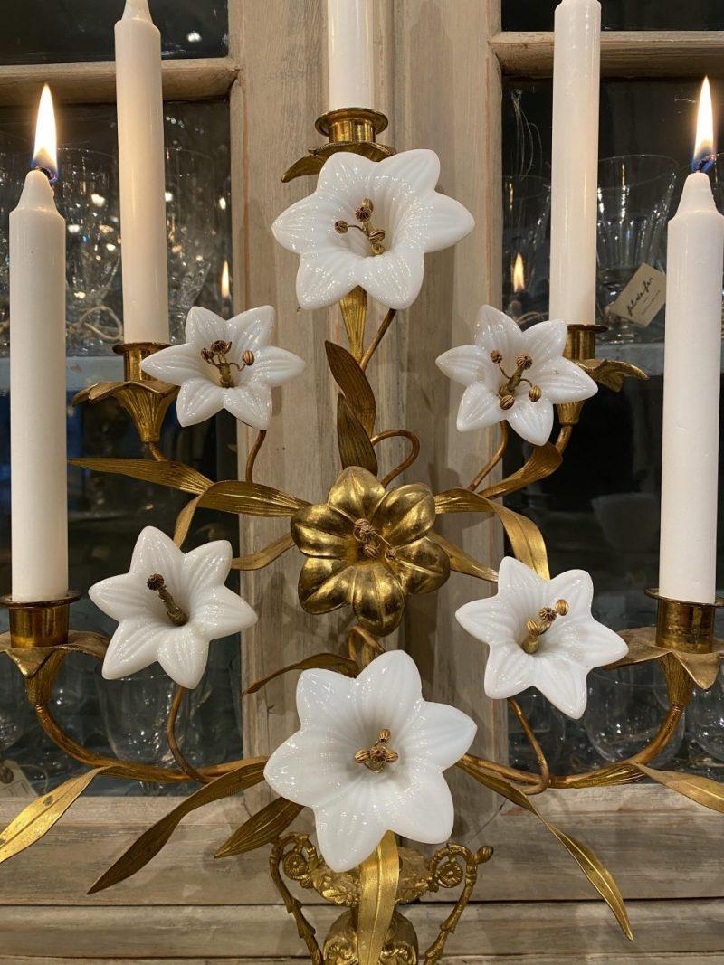 Impresionante Candelabro de Iglesia, Flores Opalinas, Ornamentación de Latón Francés