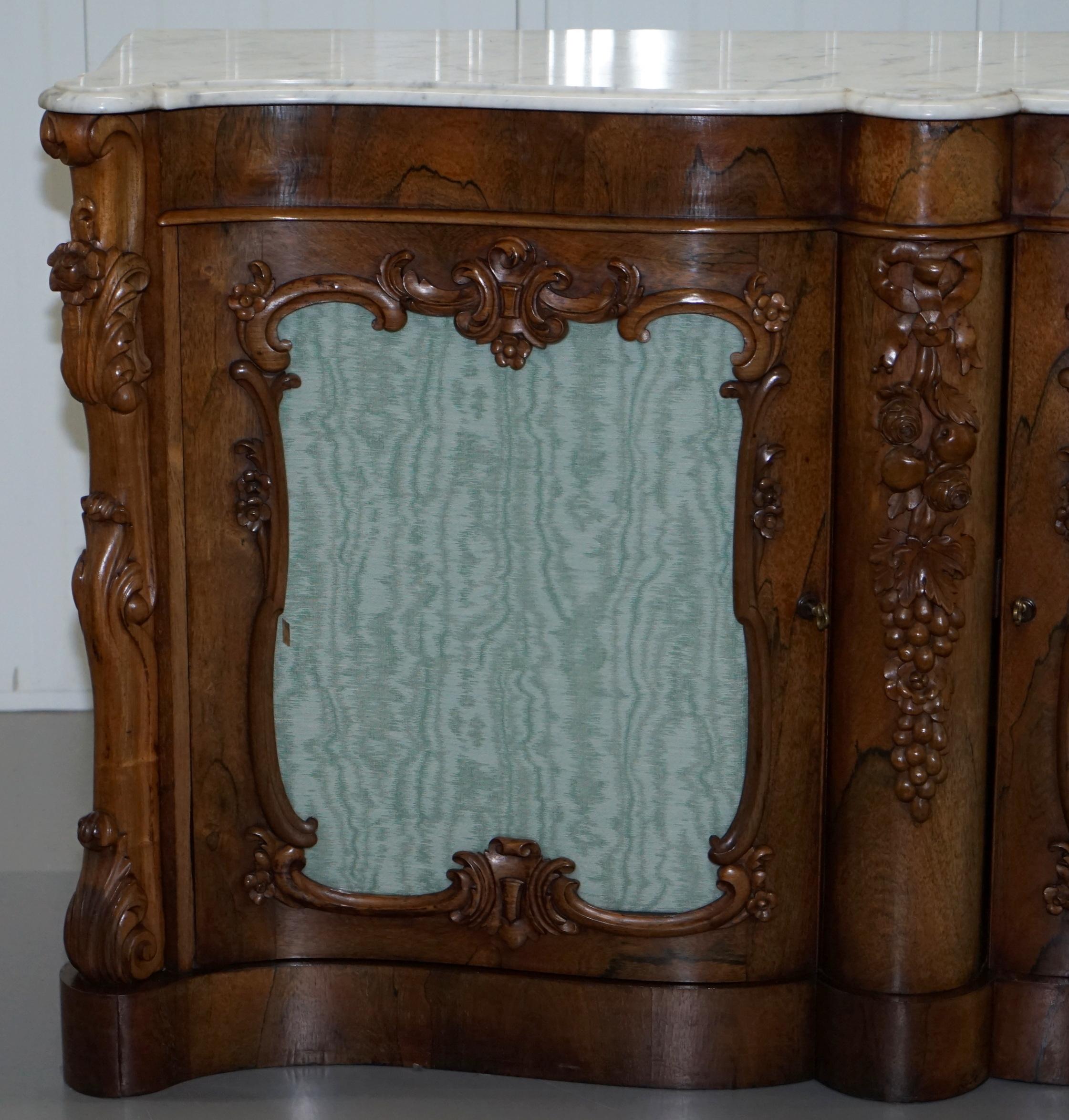 Stunning circa 1850 Rosewood with Veined Carrara Marble Top Sideboard Credenza In Good Condition In West Sussex, Pulborough