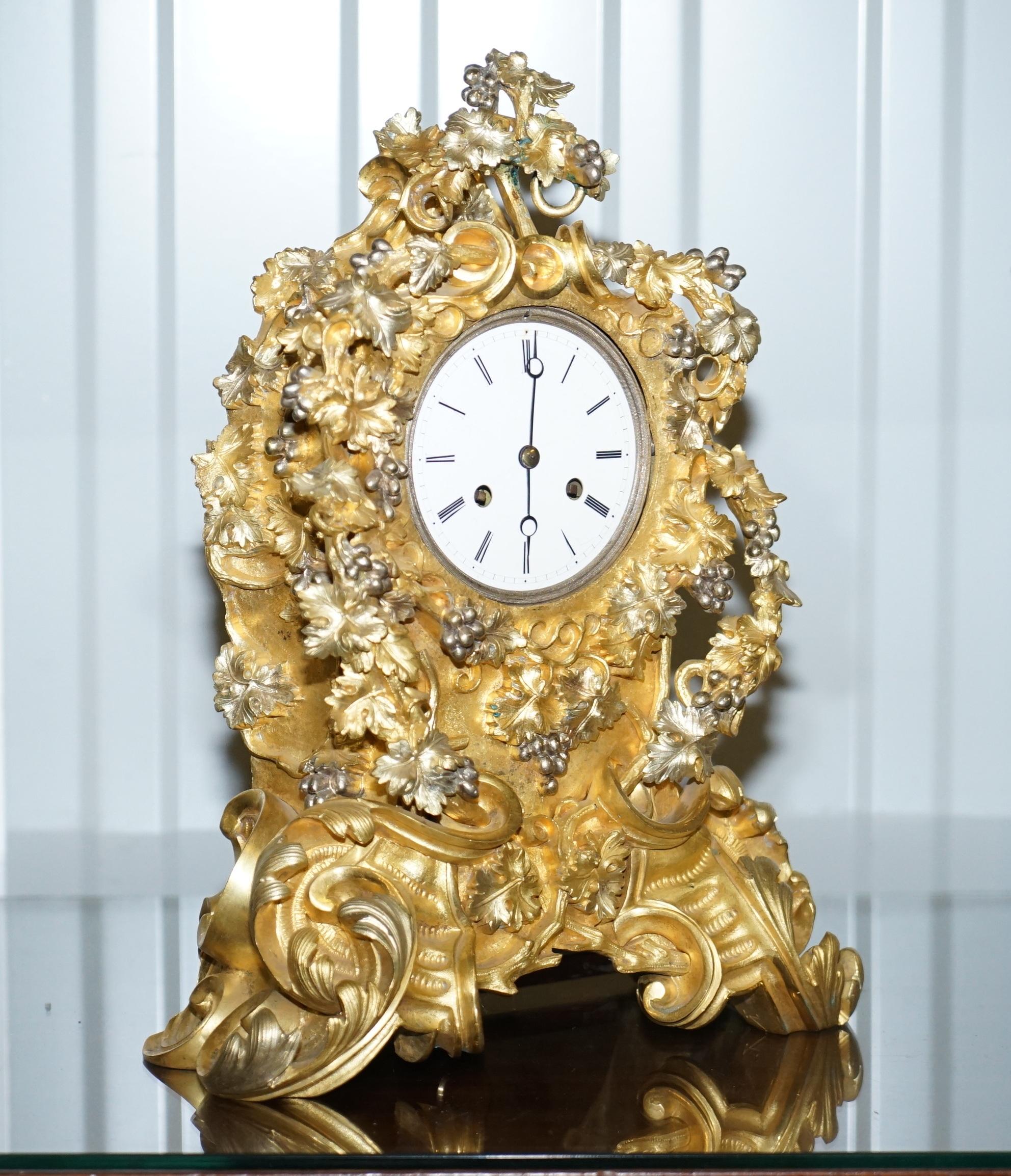 Nous sommes ravis d'offrir à la vente cette belle horloge de cheminée en bronze doré, fabriquée à la main en France vers 1860, très décorative

Il s'agit d'une horloge de cheminée très lourde, magnifiquement moulée, avec un cadre orné, décorée de