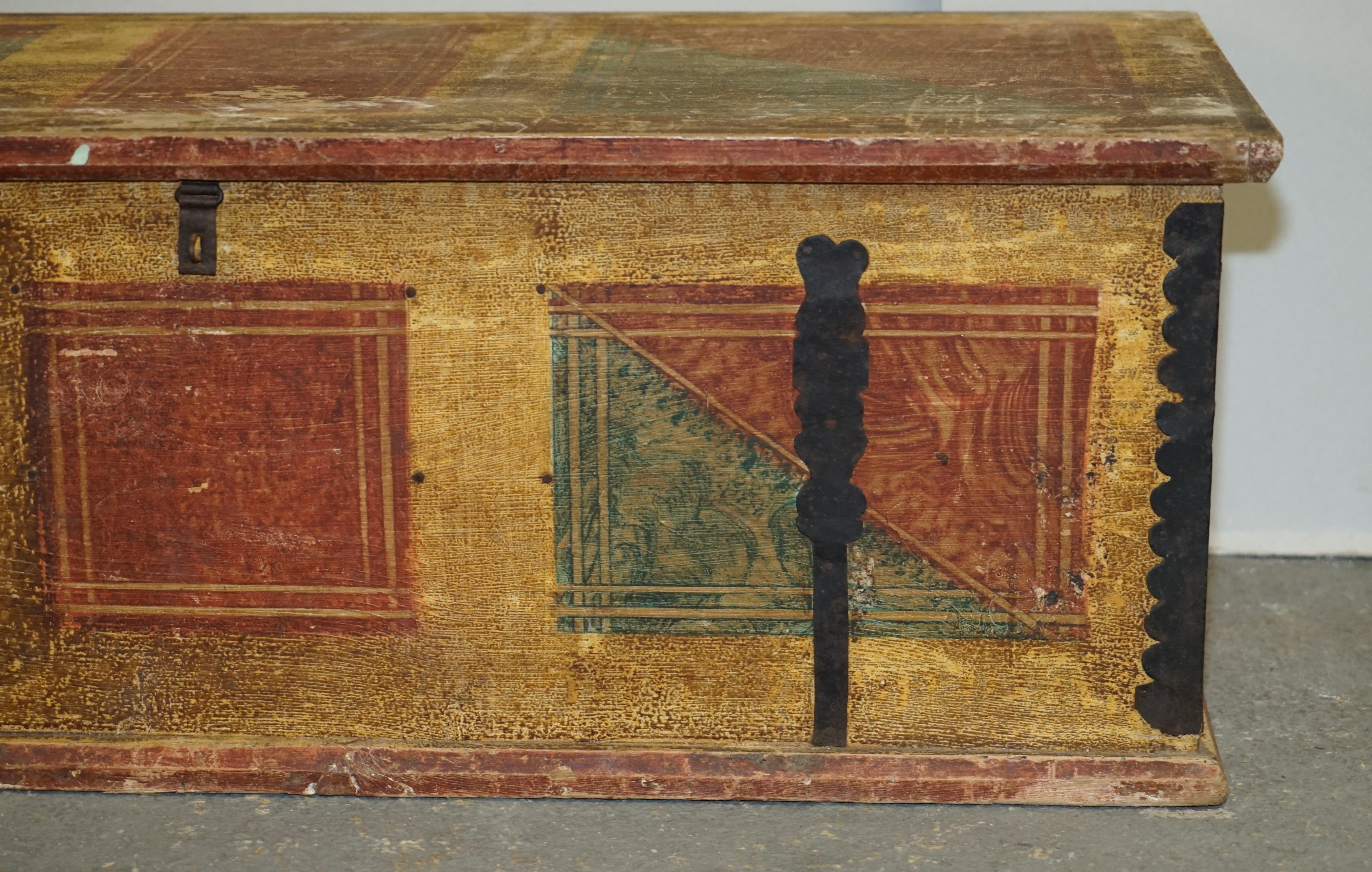 Atemberaubende circa 1880 Antik Original Farbe Rumänisch Decke Truhe Coffer Trunk (Handbemalt) im Angebot