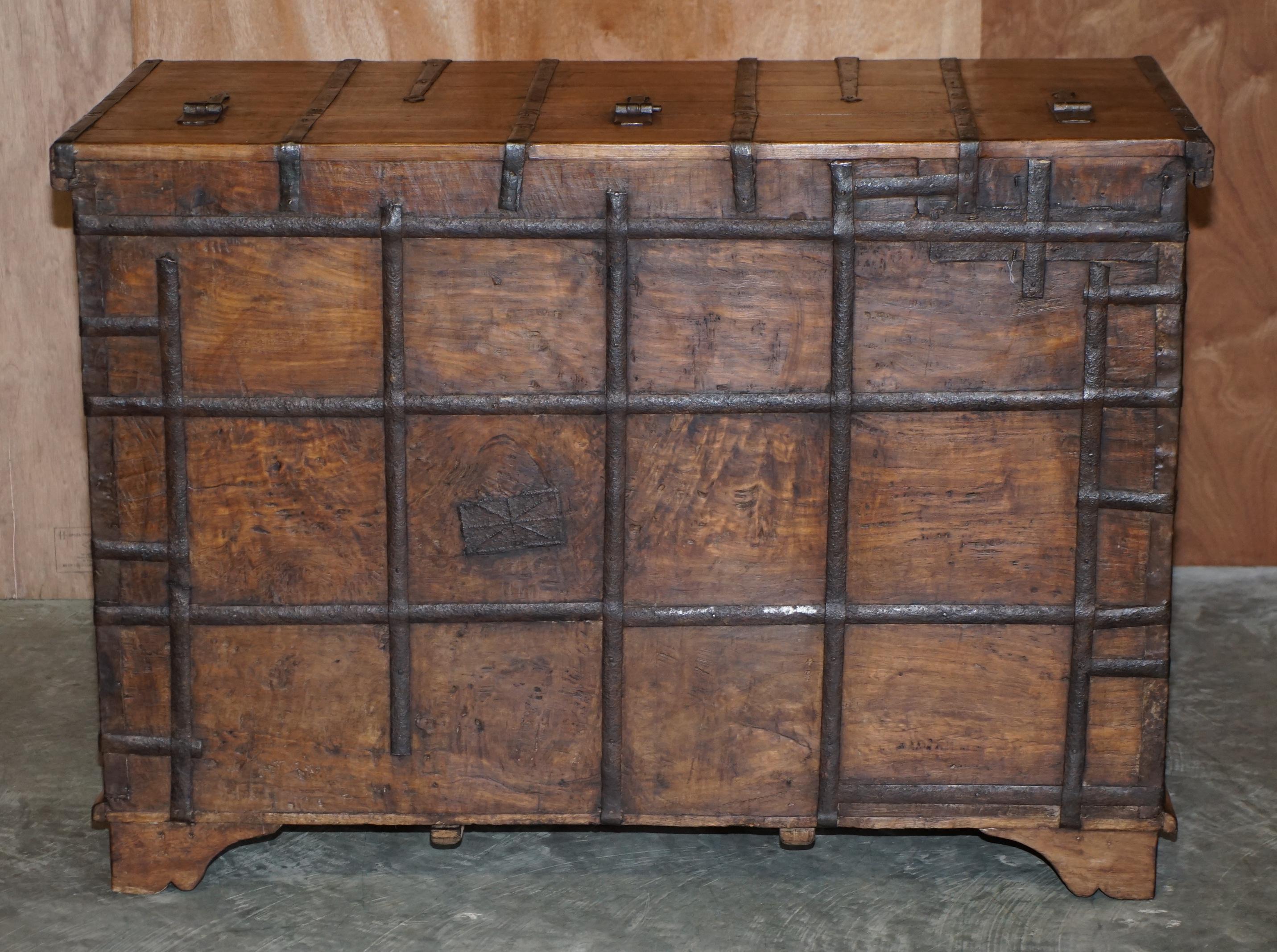 Stunning circa 1880 Antique Teak & Brass Damchiya Dowry Chest or Linen Trunk For Sale 5