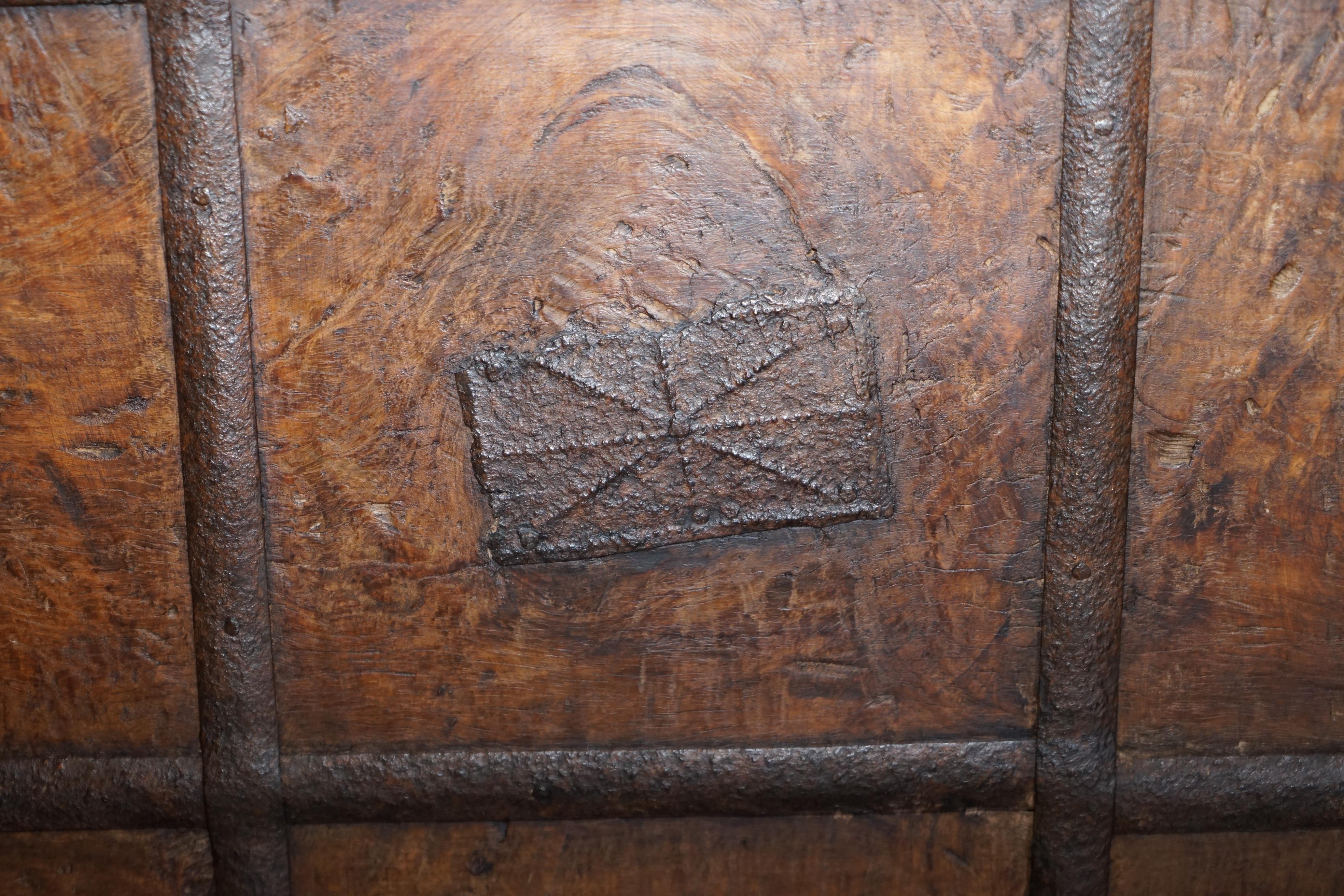 Stunning circa 1880 Antique Teak & Brass Damchiya Dowry Chest or Linen Trunk For Sale 6