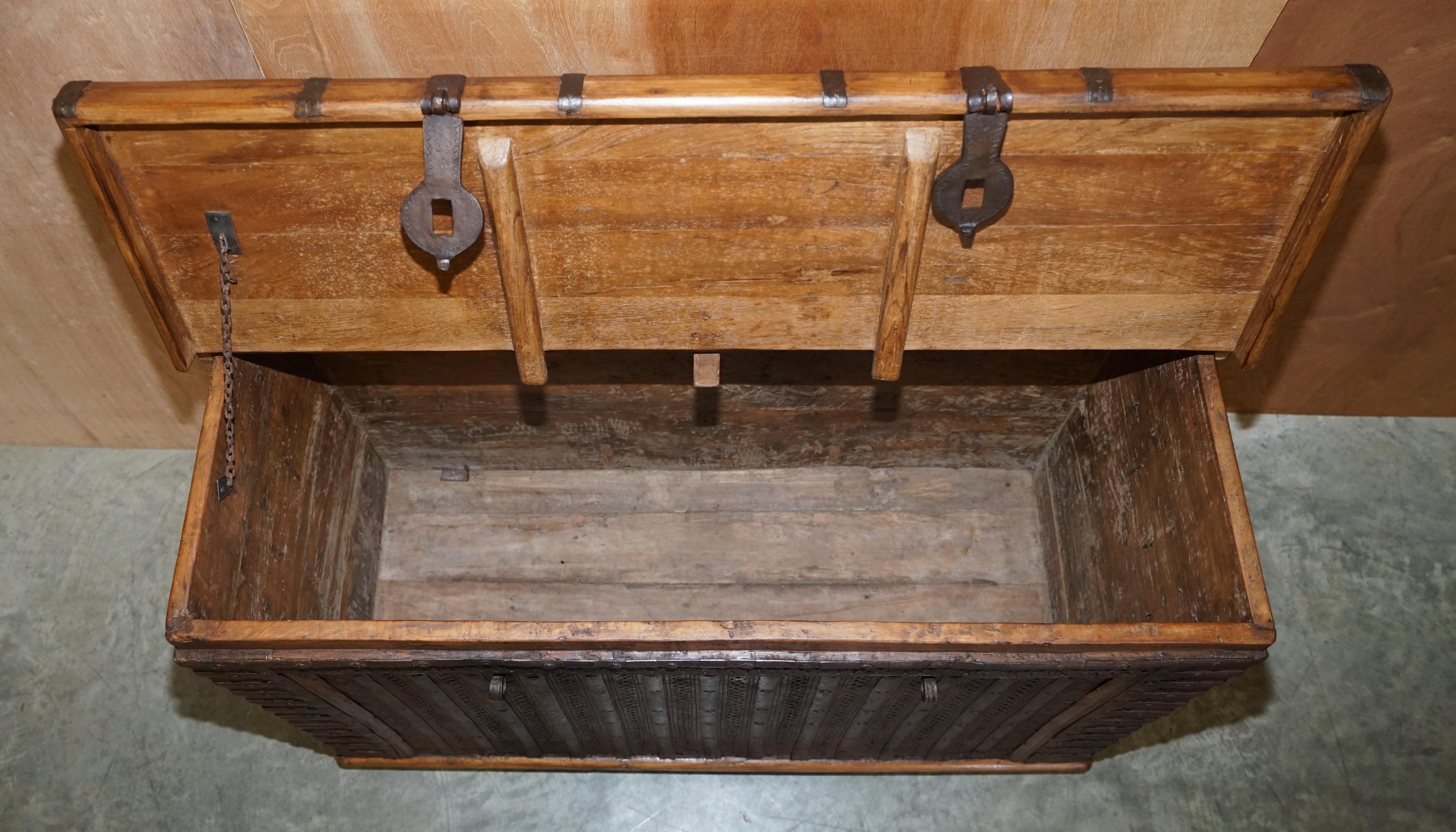 Stunning circa 1880 Antique Teak & Brass Damchiya Dowry Chest or Linen Trunk For Sale 11