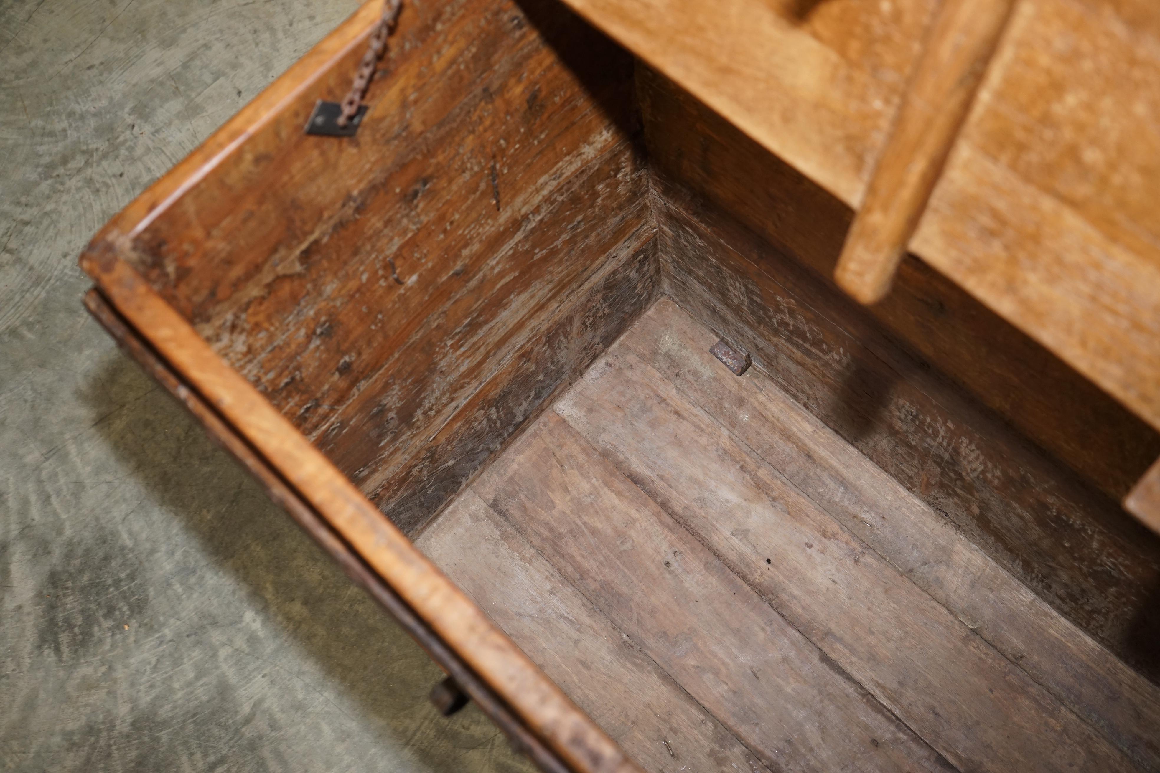 Stunning circa 1880 Antique Teak & Brass Damchiya Dowry Chest or Linen Trunk For Sale 12