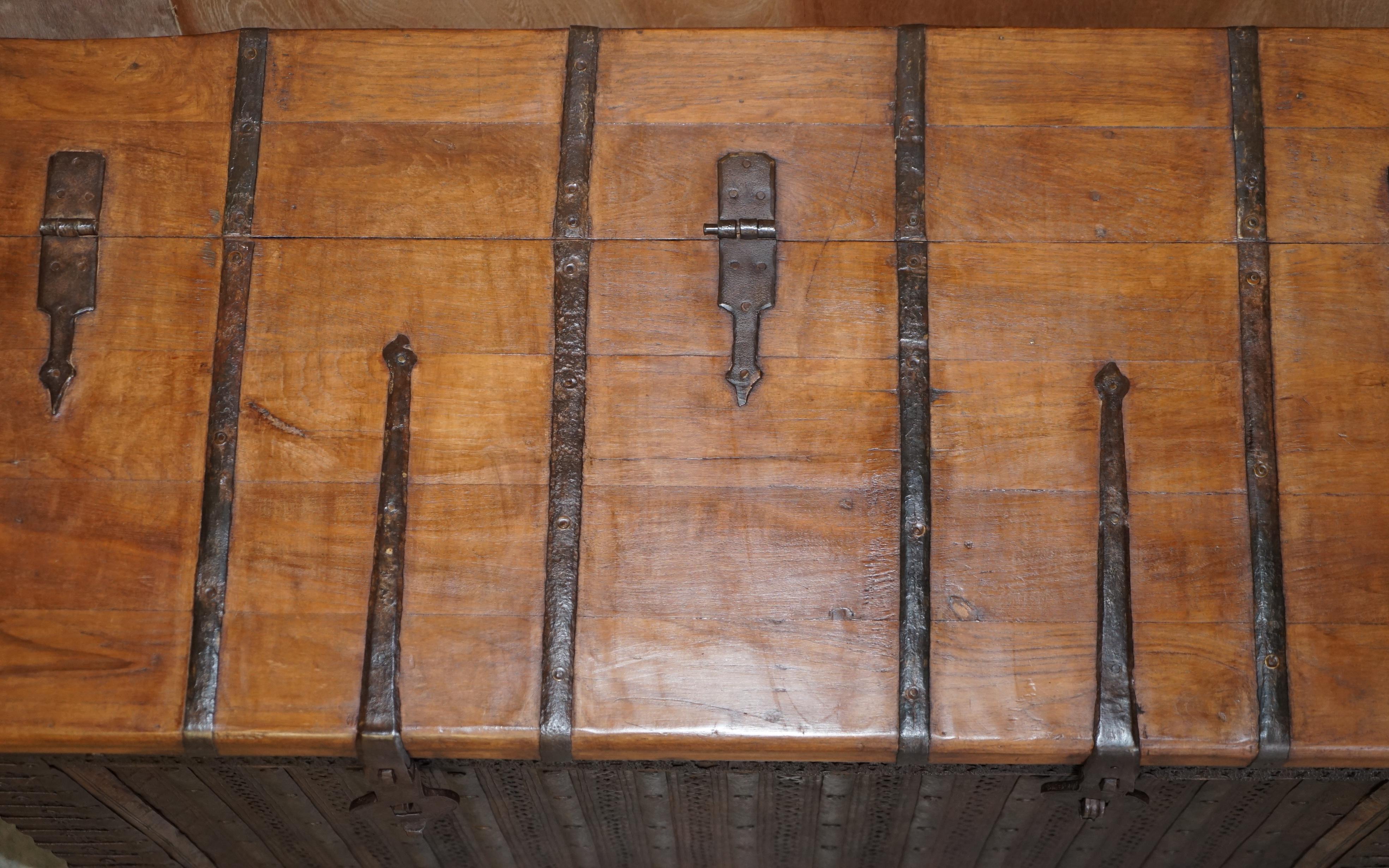 Stunning circa 1880 Antique Teak & Brass Damchiya Dowry Chest or Linen Trunk For Sale 1