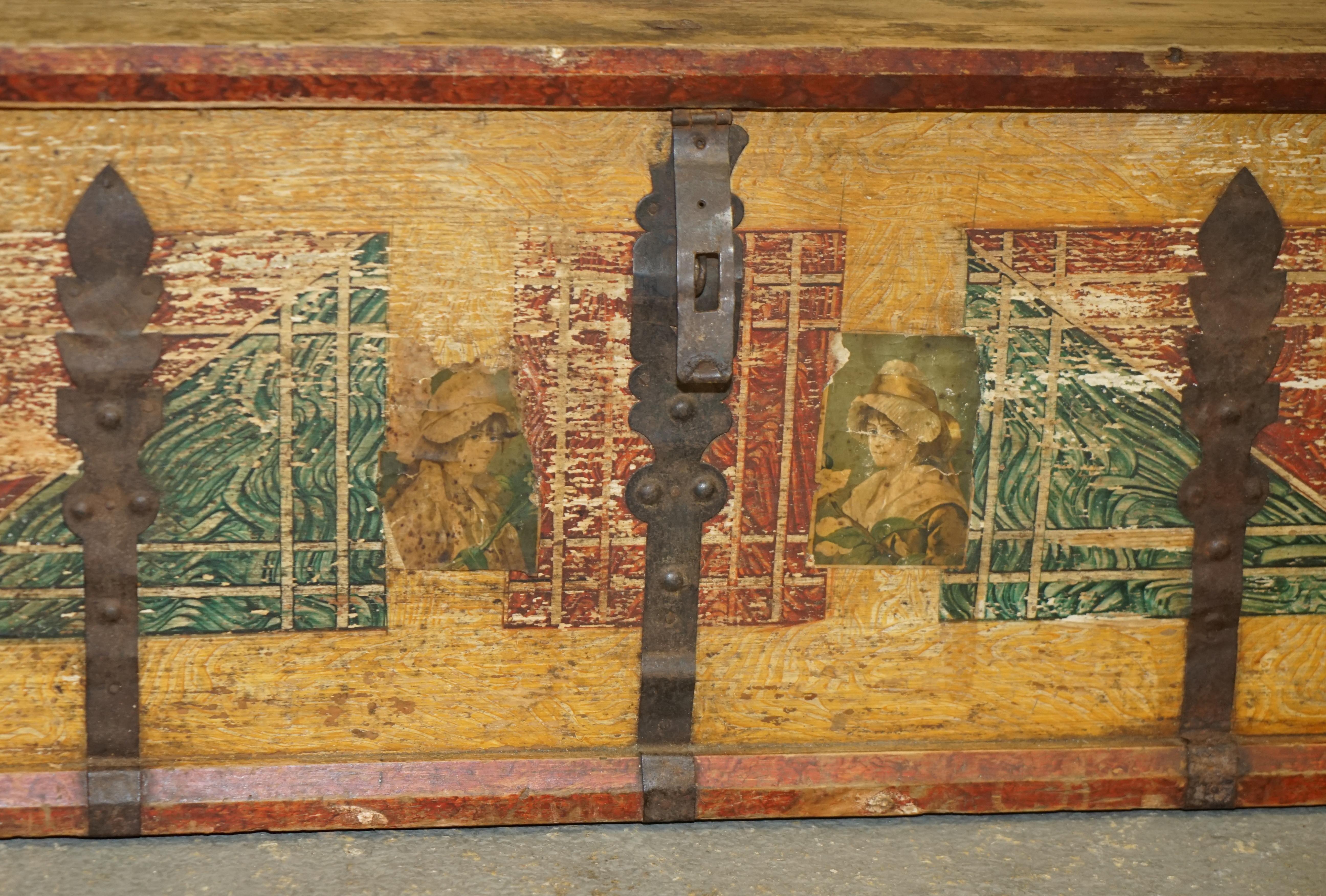 STUNNING CIRCA 1900 ANTIQUE ORIGINAL PAINT ROMANiAN BLANKET CHEST COFFER TRUNK im Zustand „Gut“ im Angebot in West Sussex, Pulborough