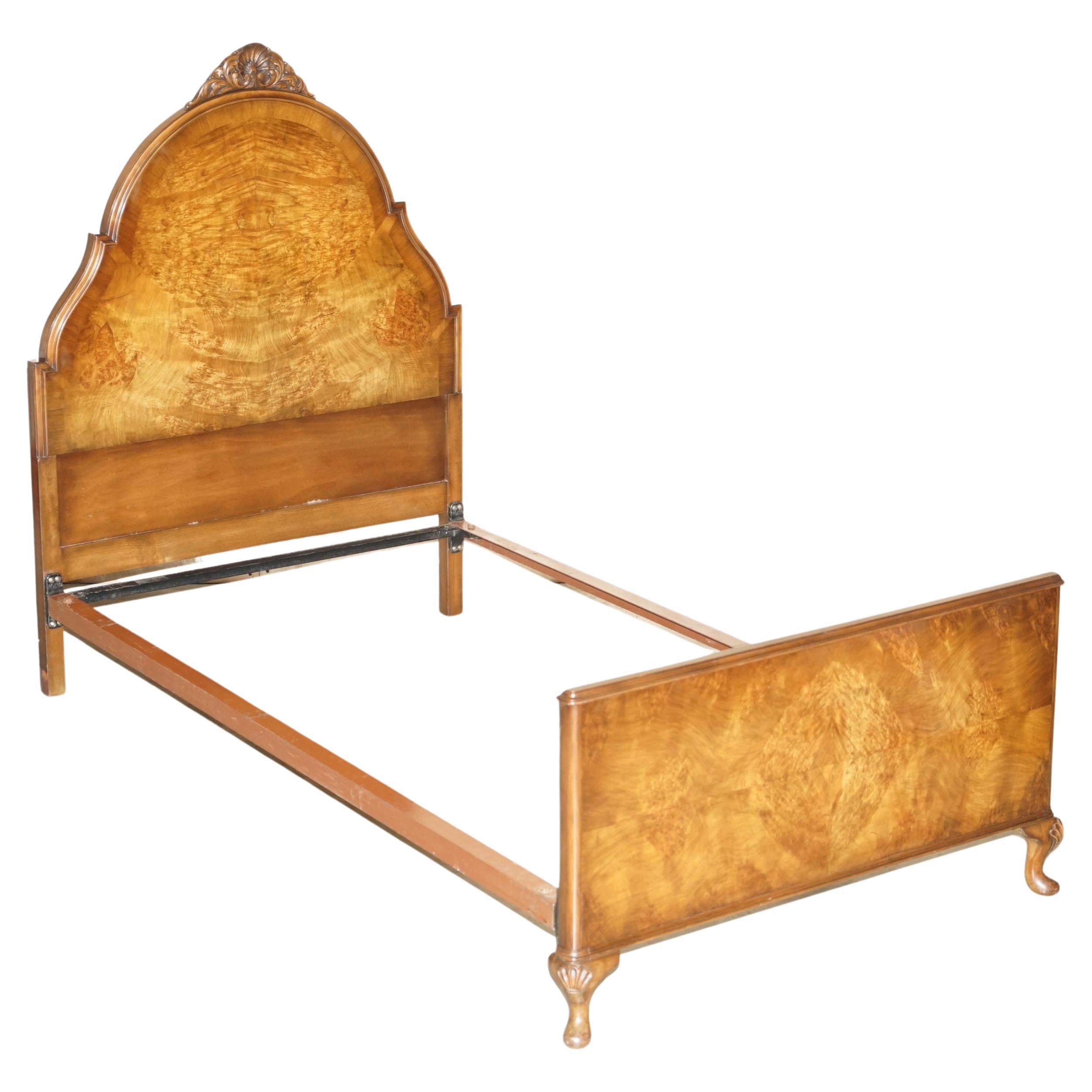 Superbe cadre de lit en bois de noyer, datant du début des années 1900, qui fait partie de la collection SUITE QUEEN ANNE HB.