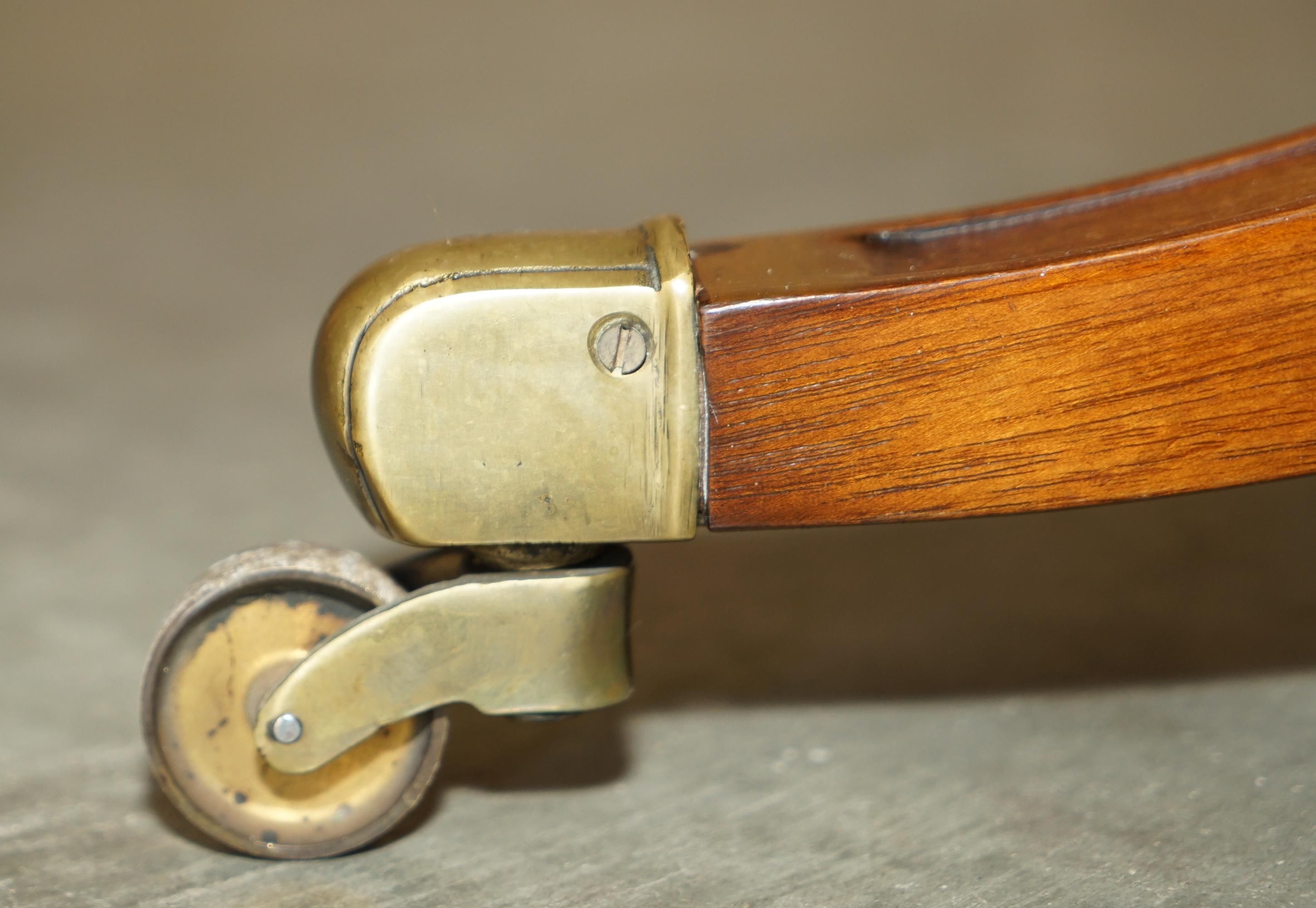 Superbe table basse ovale en noyer anglais circa 1900, avec roulettes en laiton et cuir vert en vente 2