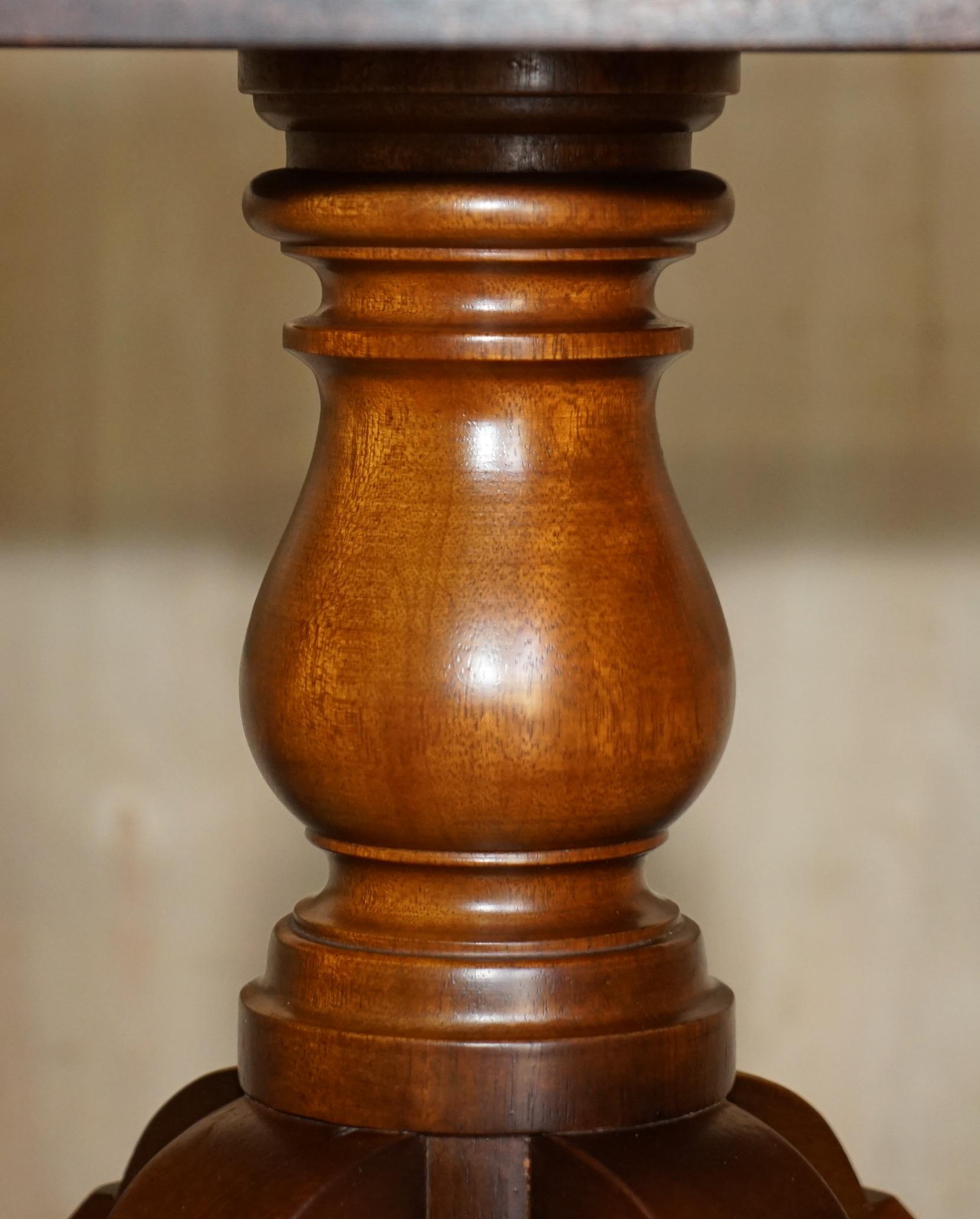 Atemberaubende circa 1900 Englisch Nussbaum Grün Leder Messing Castor Oval Couchtisch (Handgefertigt) im Angebot