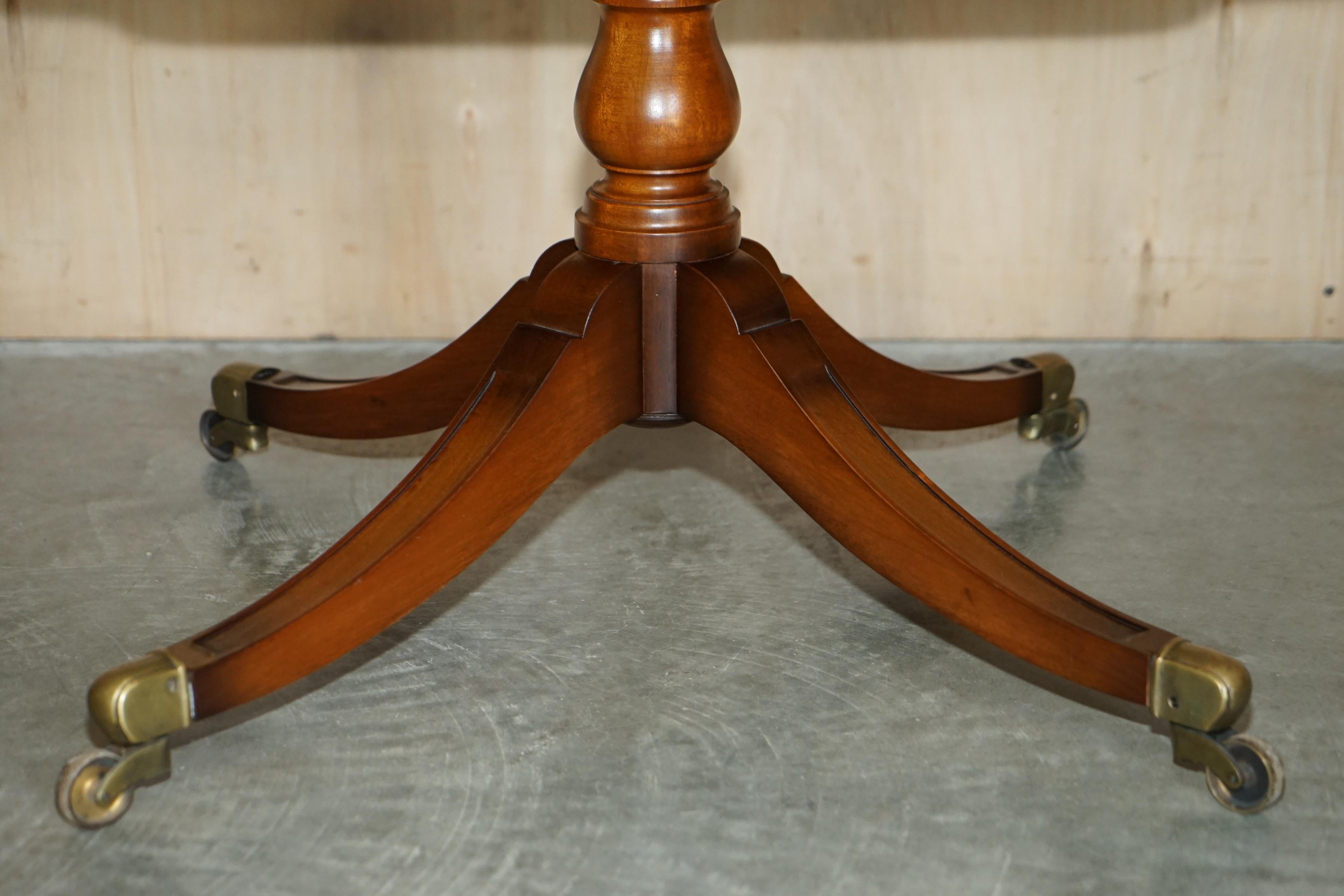 Début du 20ème siècle Superbe table basse ovale en noyer anglais circa 1900, avec roulettes en laiton et cuir vert en vente
