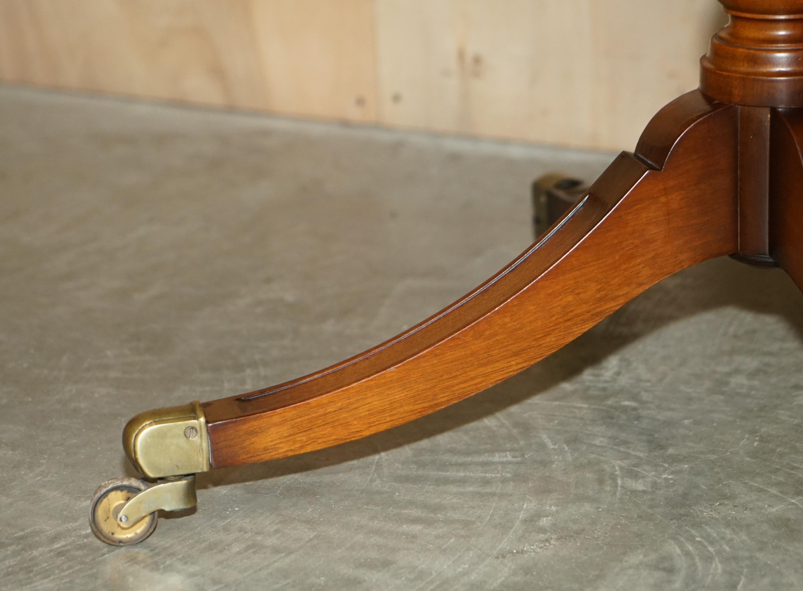 Laiton Superbe table basse ovale en noyer anglais circa 1900, avec roulettes en laiton et cuir vert en vente