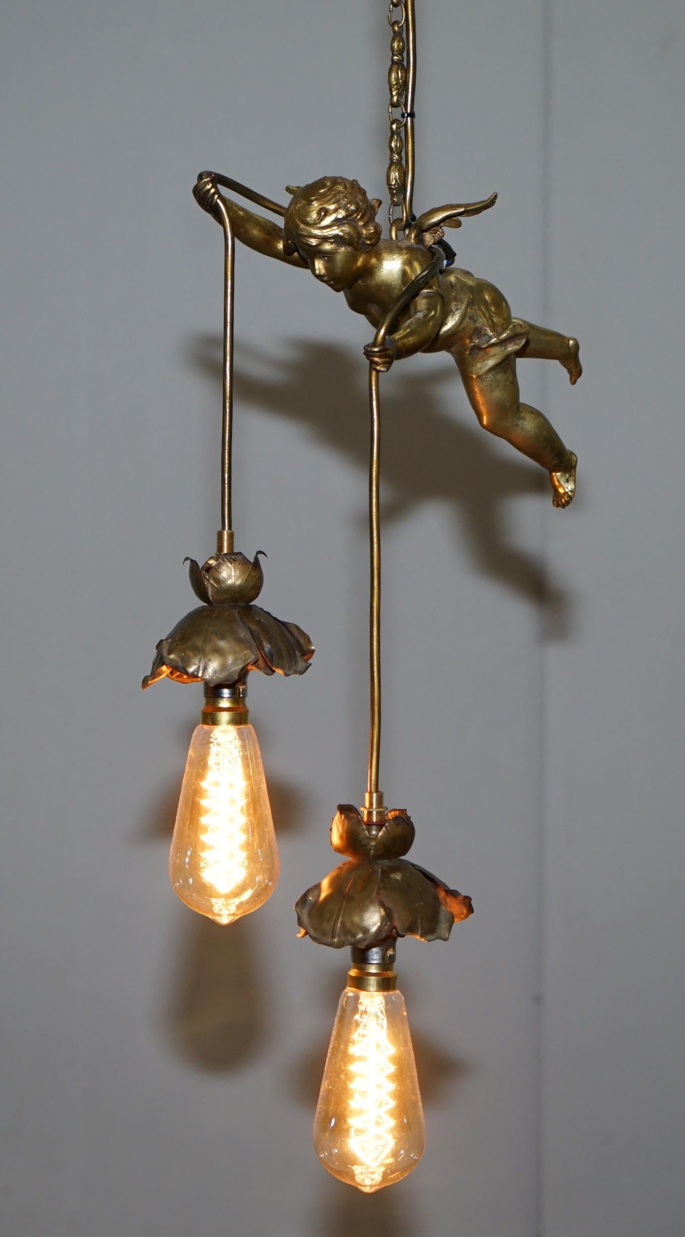 Art nouveau Superbe lustre en bronze doré français des années 1920 avec ange chérubin