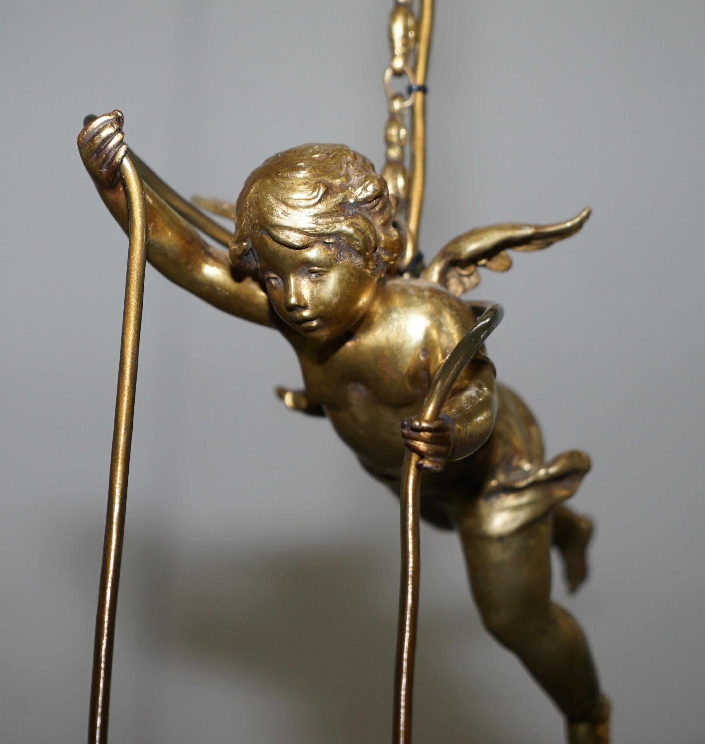Bronze Superbe lustre en bronze doré français des années 1920 avec ange chérubin