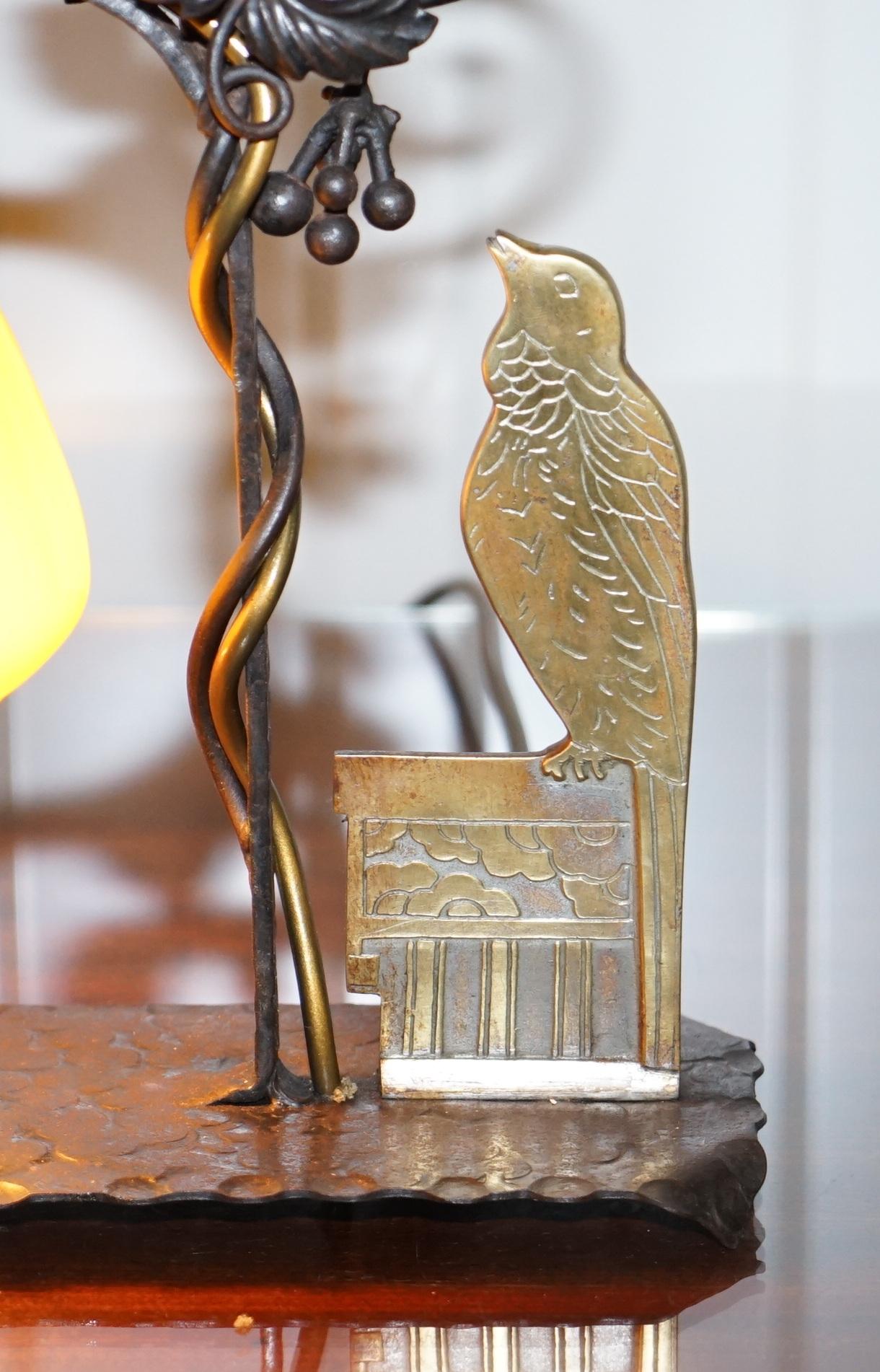 Superbe lampe de bureau en bronze avec oiseau et abat-jour en verre peint datant d'environ 1930 en vente 5