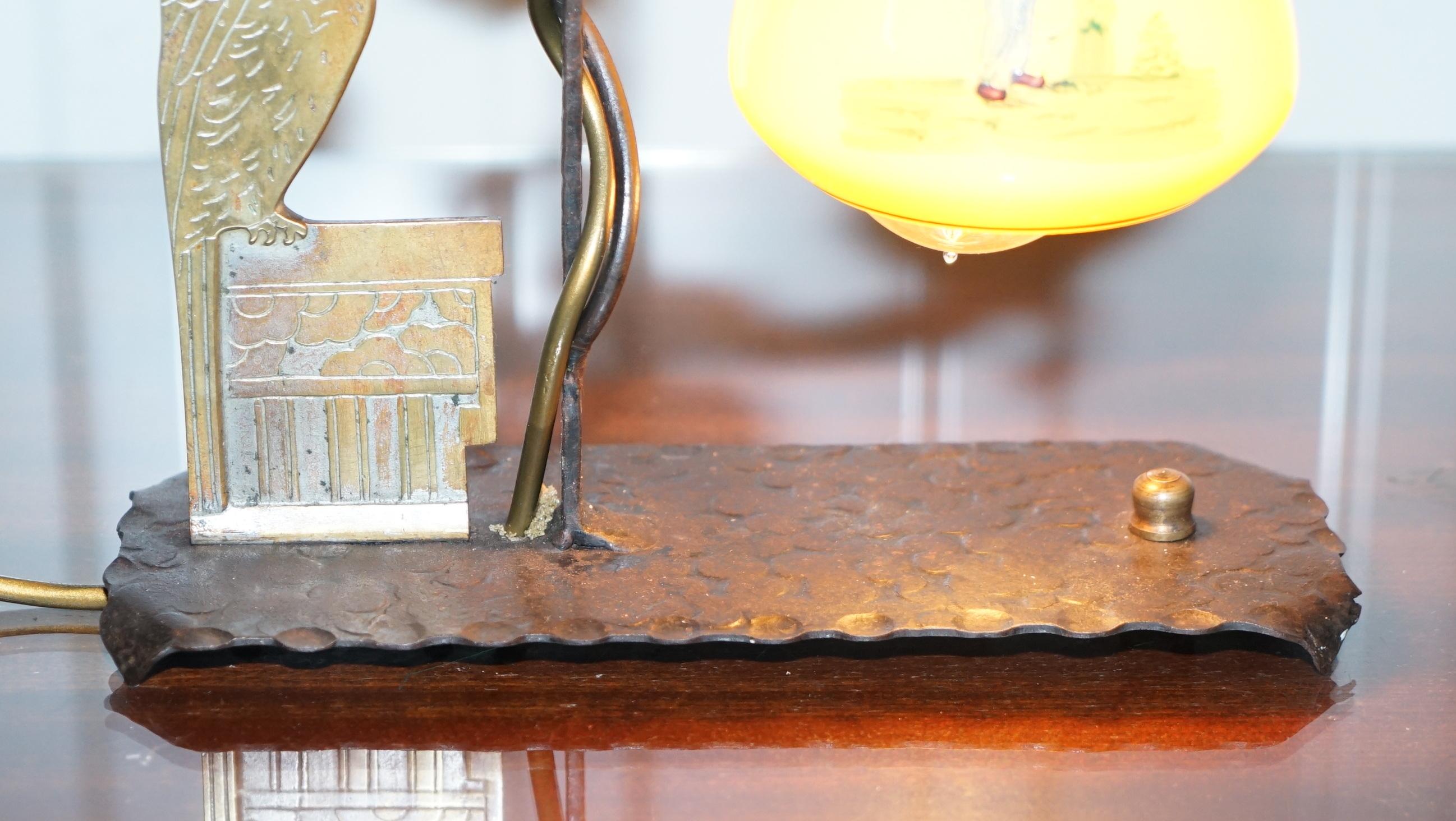 Milieu du XXe siècle Superbe lampe de bureau en bronze avec oiseau et abat-jour en verre peint datant d'environ 1930 en vente