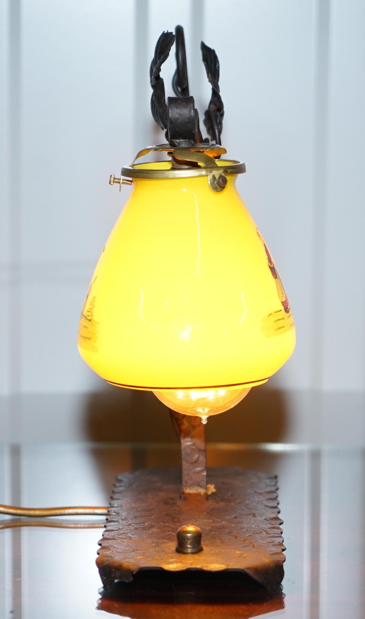 Verre Superbe lampe de bureau en bronze avec oiseau et abat-jour en verre peint datant d'environ 1930 en vente