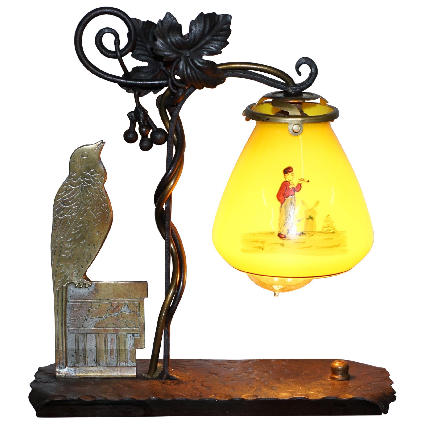 Atemberaubende Bronze Vogel & Schmiedeeisen-Tischlampe, bemalter Glasschirm, um 1930