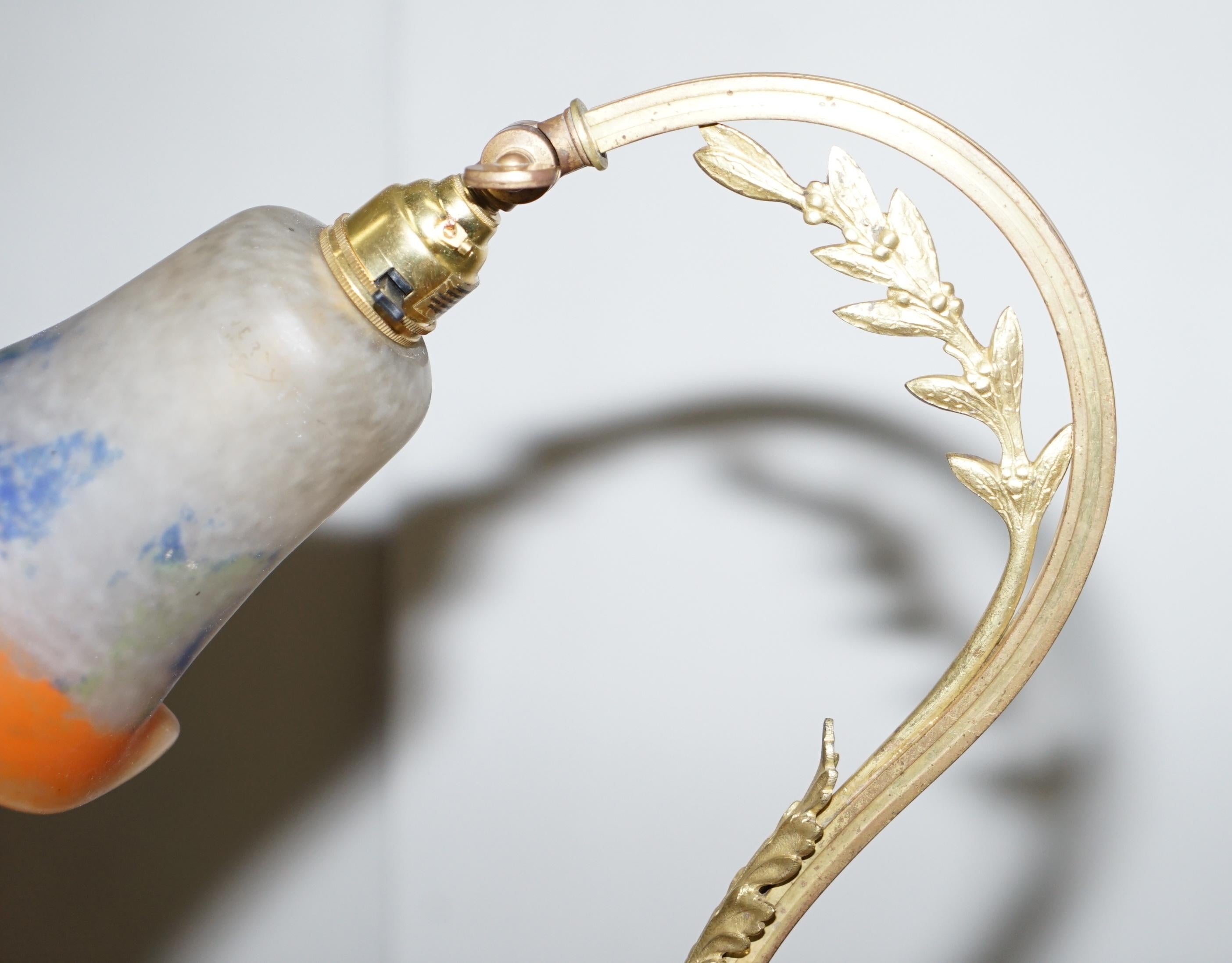 Superbe lampe de bureau Charles Schneider datant d'environ 1930 avec abat-jour en verre et bronze doré en vente 2