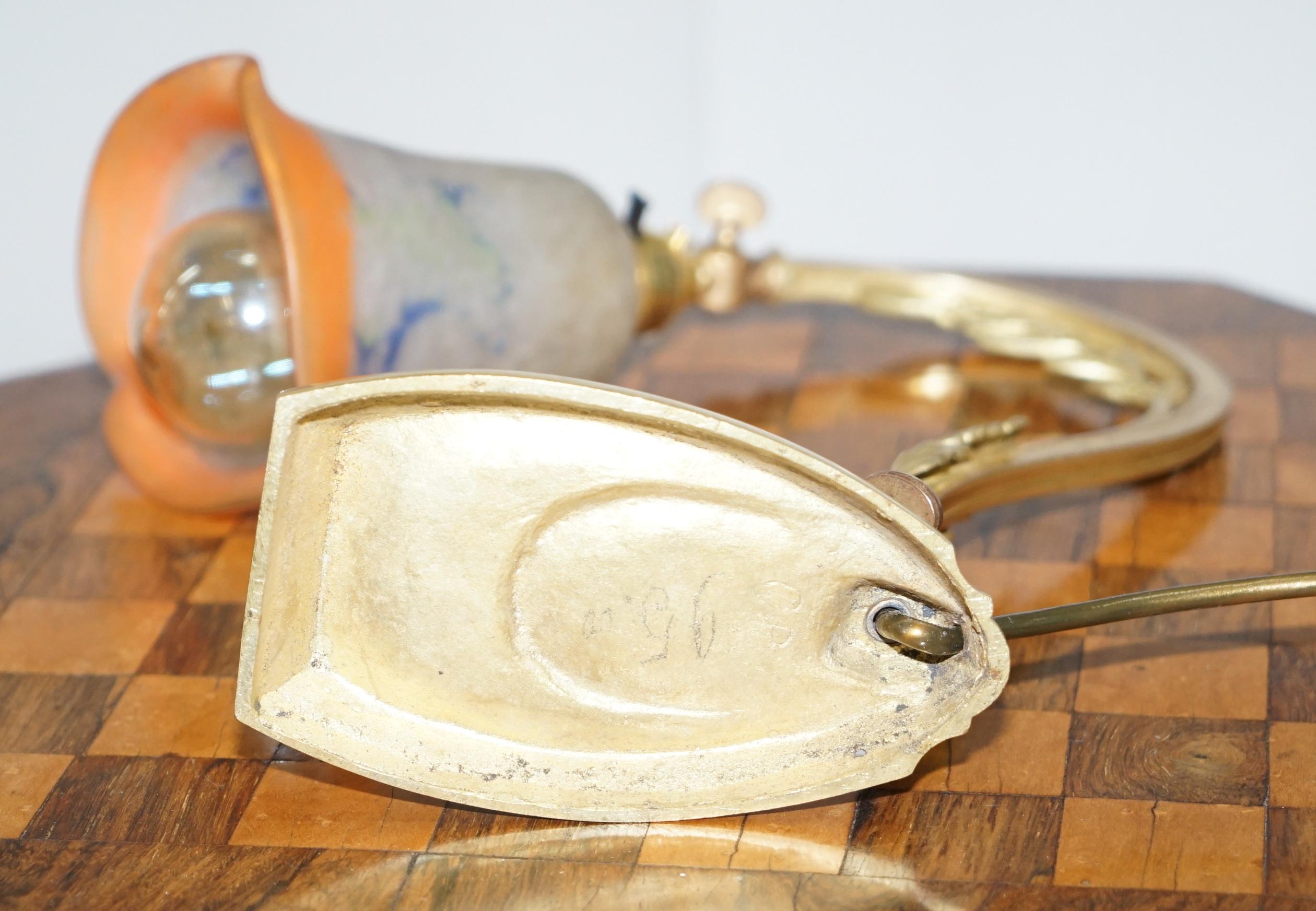 Atemberaubende Charles Schneider-Tischlampe aus vergoldeter Bronze mit Glasschirm, um 1930 im Angebot 7