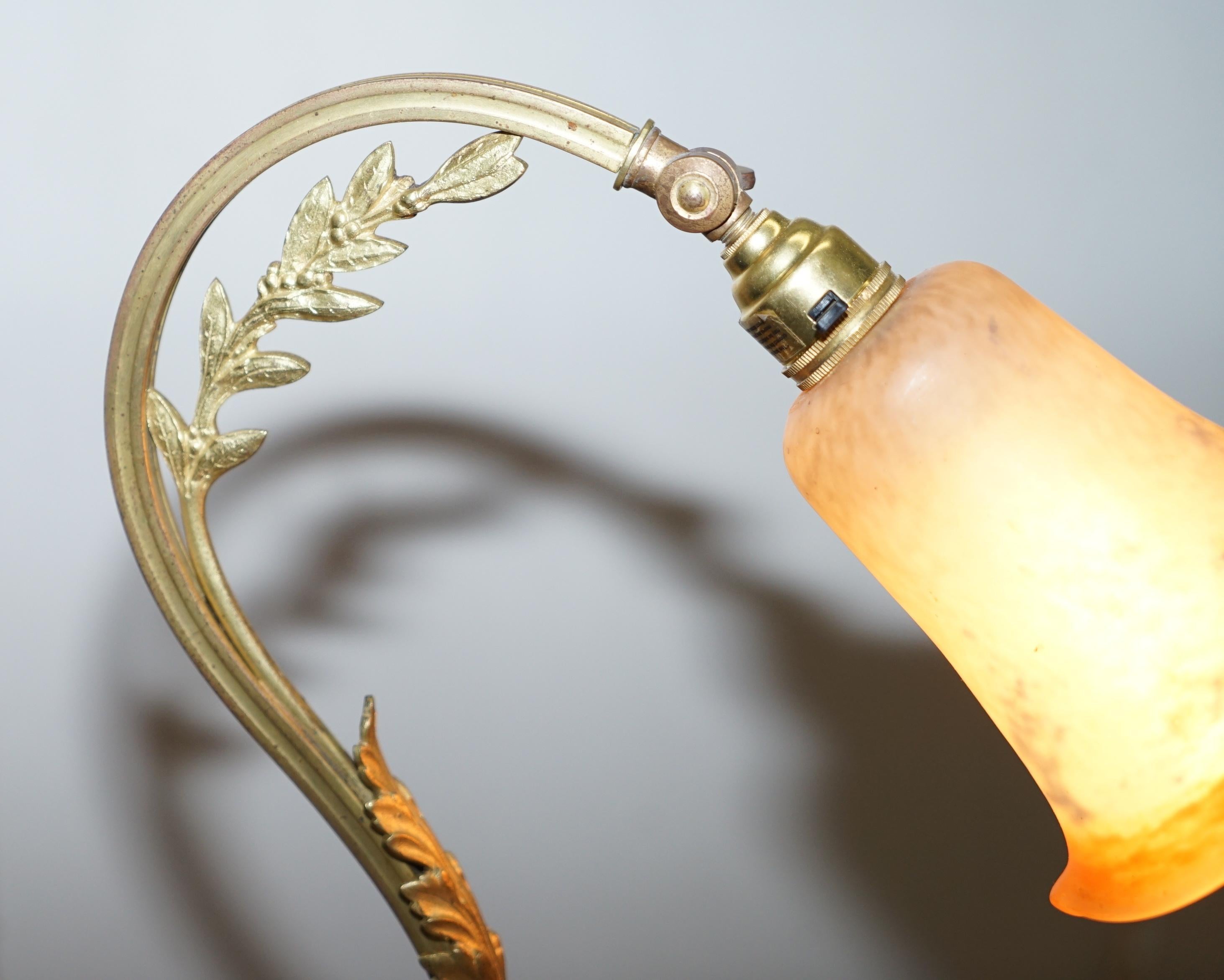 Français Superbe lampe de bureau Charles Schneider datant d'environ 1930 avec abat-jour en verre et bronze doré en vente