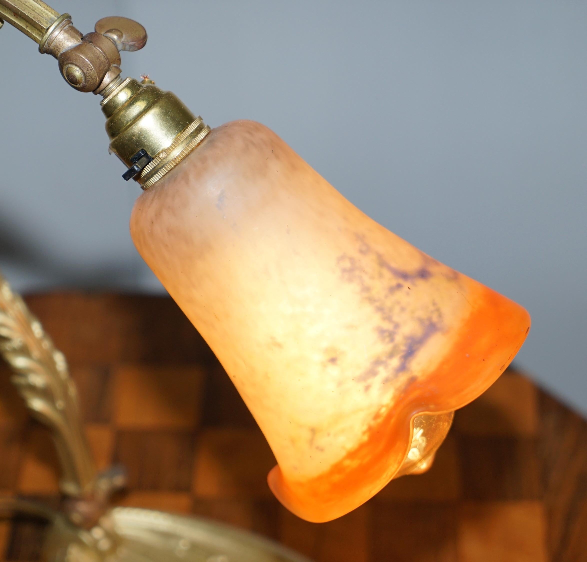 Atemberaubende Charles Schneider-Tischlampe aus vergoldeter Bronze mit Glasschirm, um 1930 (Handgefertigt) im Angebot