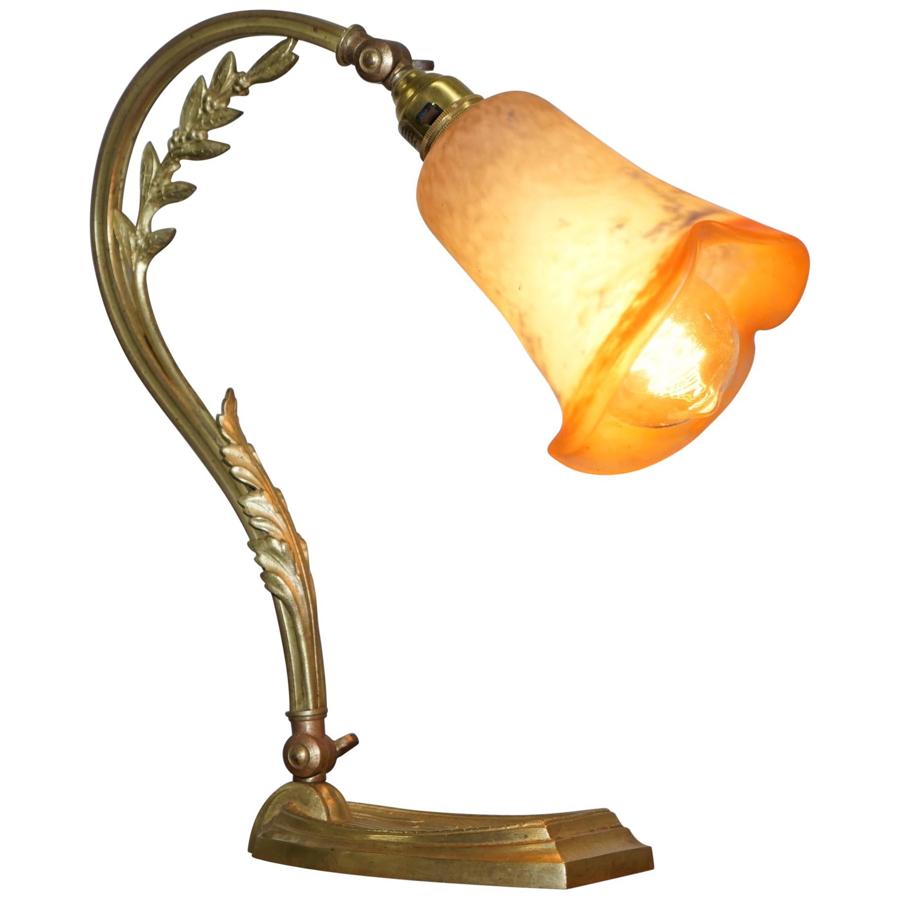 Superbe lampe de bureau Charles Schneider datant d'environ 1930 avec abat-jour en verre et bronze doré