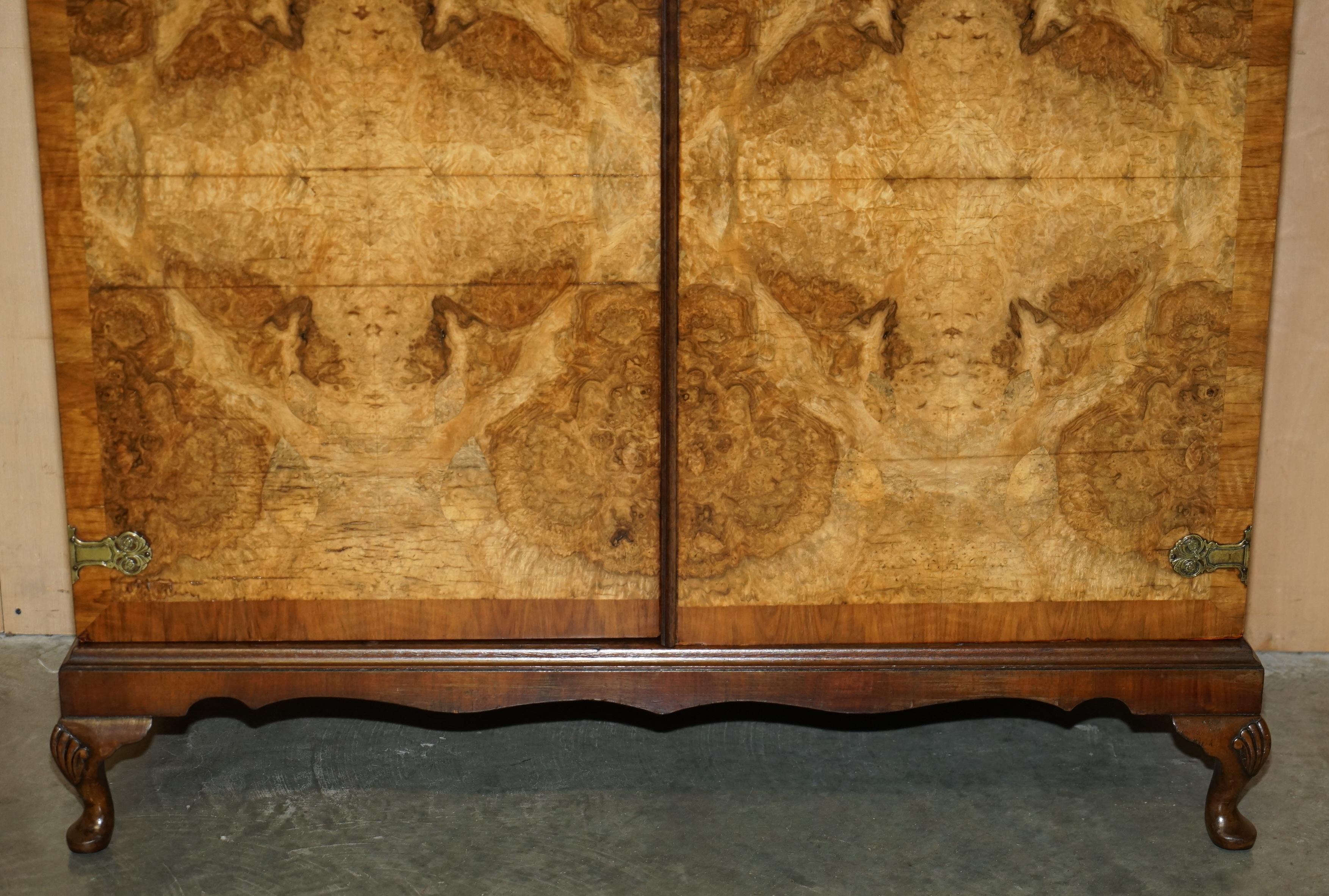 STUNNING CIRCA 1940er QUARTER CUT BURR WALNUT STEEPLE TOP LARGE TWIN WARDROBE im Angebot 3