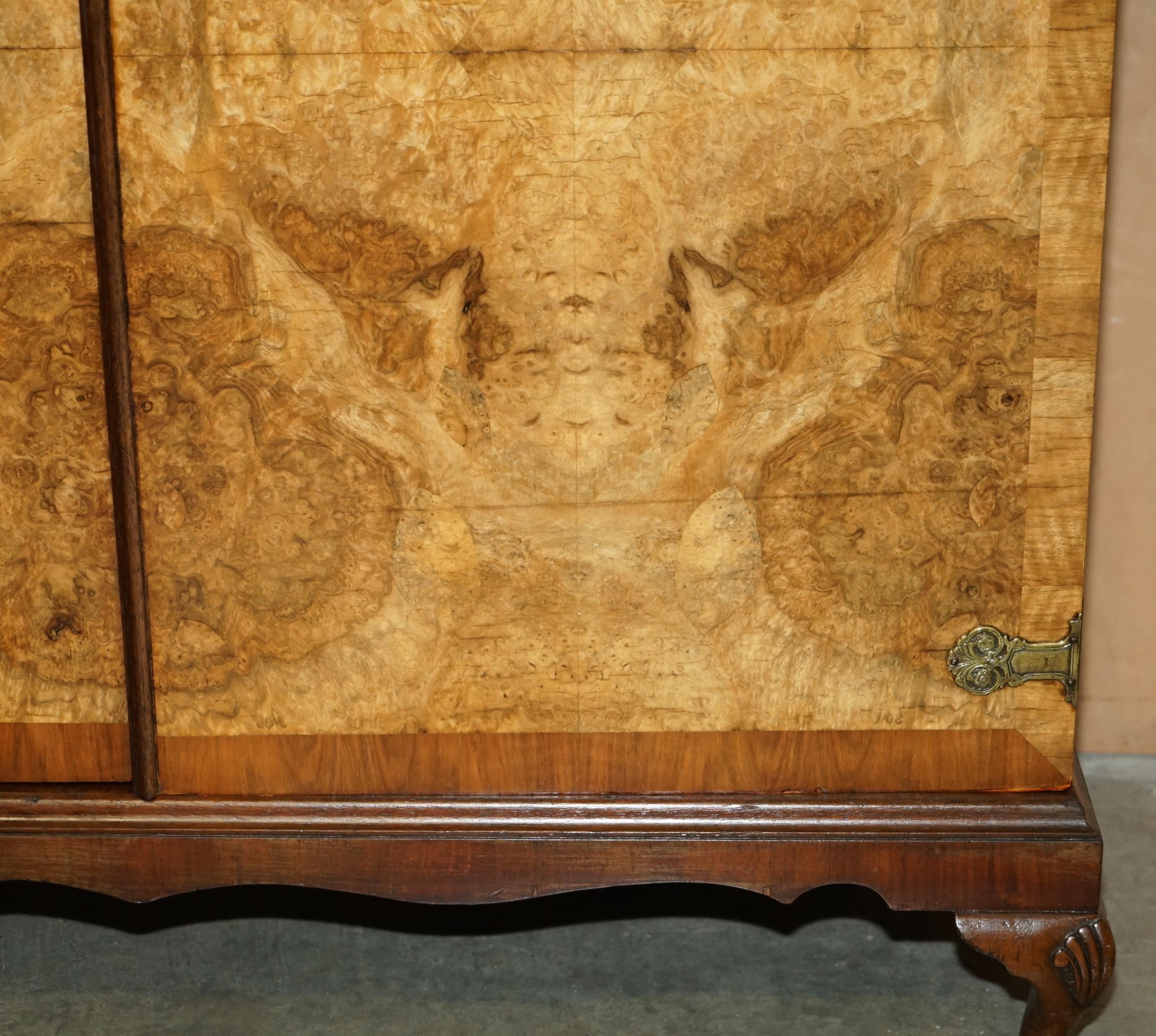 STUNNING CIRCA 1940er QUARTER CUT BURR WALNUT STEEPLE TOP LARGE TWIN WARDROBE im Angebot 4