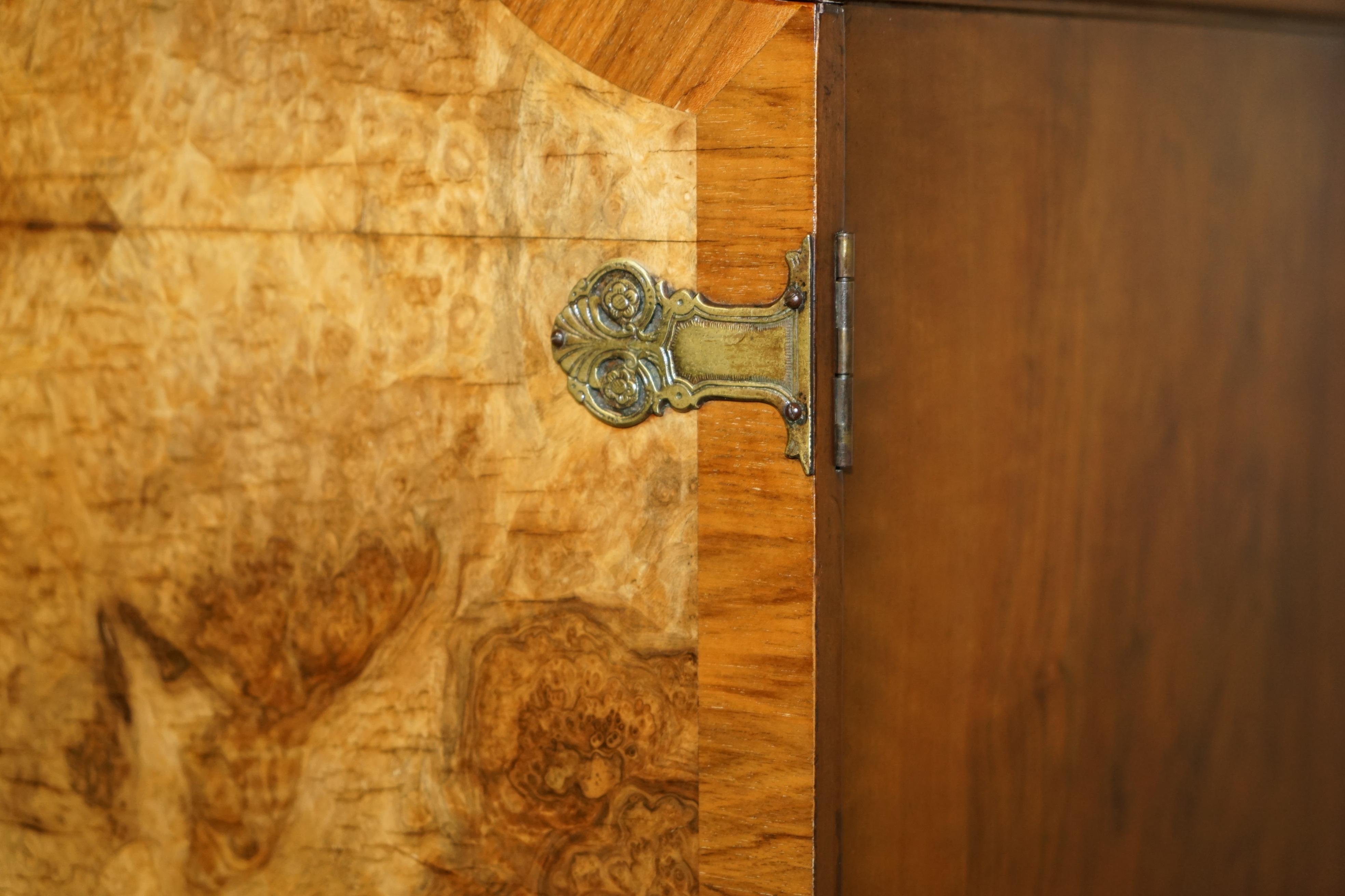 STUNNING CIRCA 1940er QUARTER CUT BURR WALNUT STEEPLE TOP LARGE TWIN WARDROBE im Angebot 5
