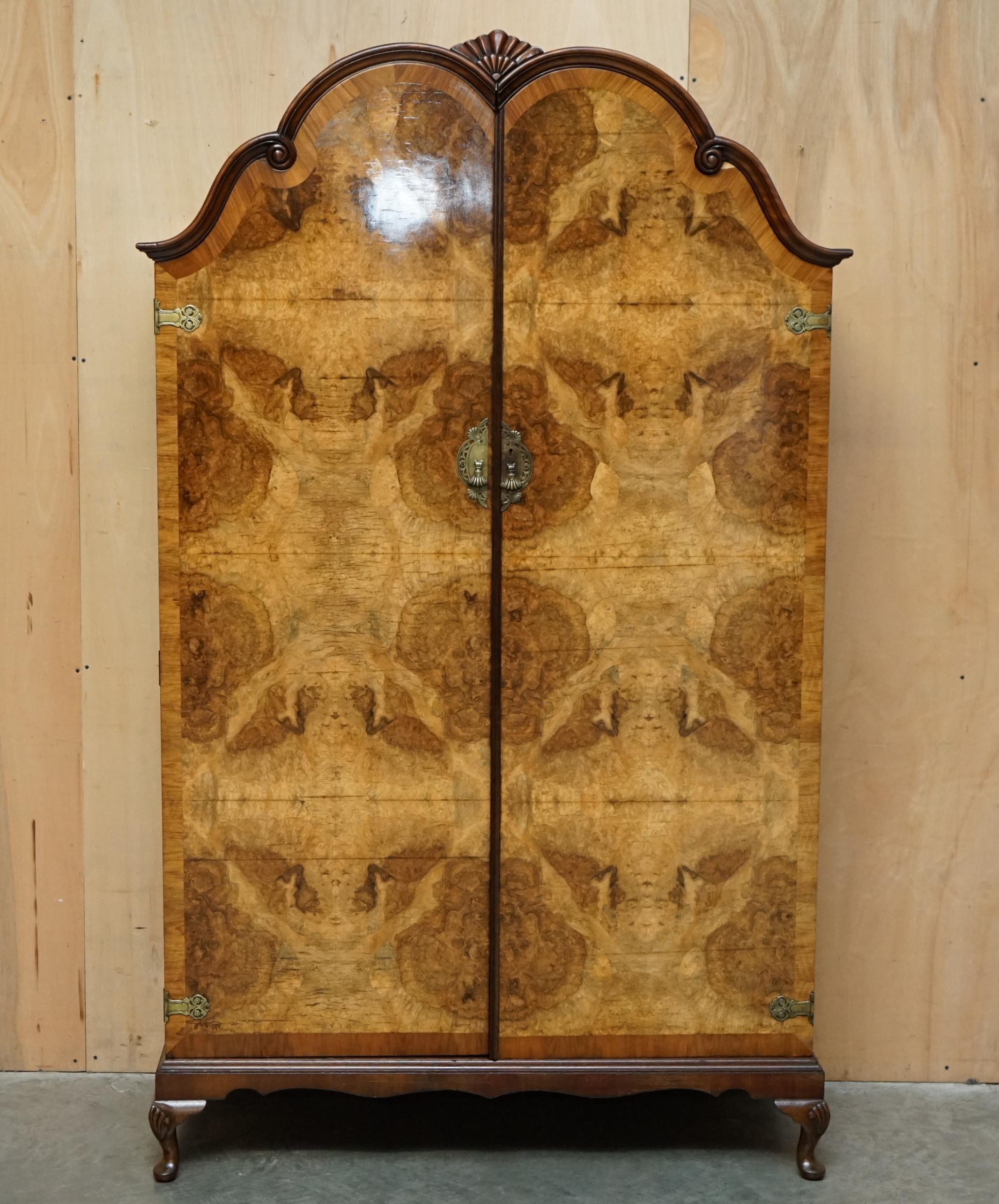 Royal House Antiques

Royal House Antiques freut sich, diesen atemberaubenden originalen Art Deco Turmaufsatz aus den 1940er Jahren zum Verkauf anbieten zu können. Der große doppelte Kleiderschrank ist aus viertelgeschnittenem Wurzelholz