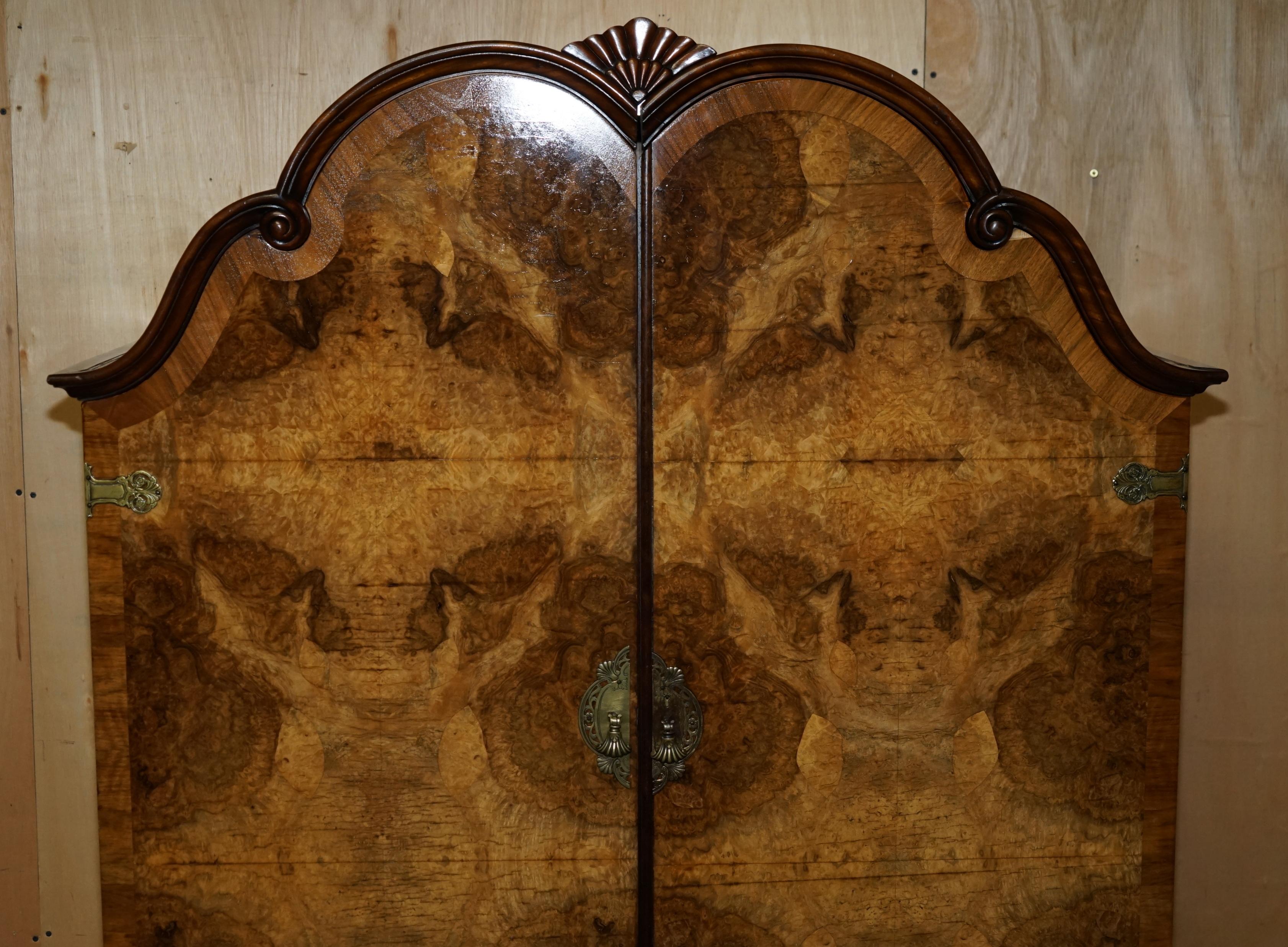 STUNNING CIRCA 1940er QUARTER CUT BURR WALNUT STEEPLE TOP LARGE TWIN WARDROBE (Art déco) im Angebot