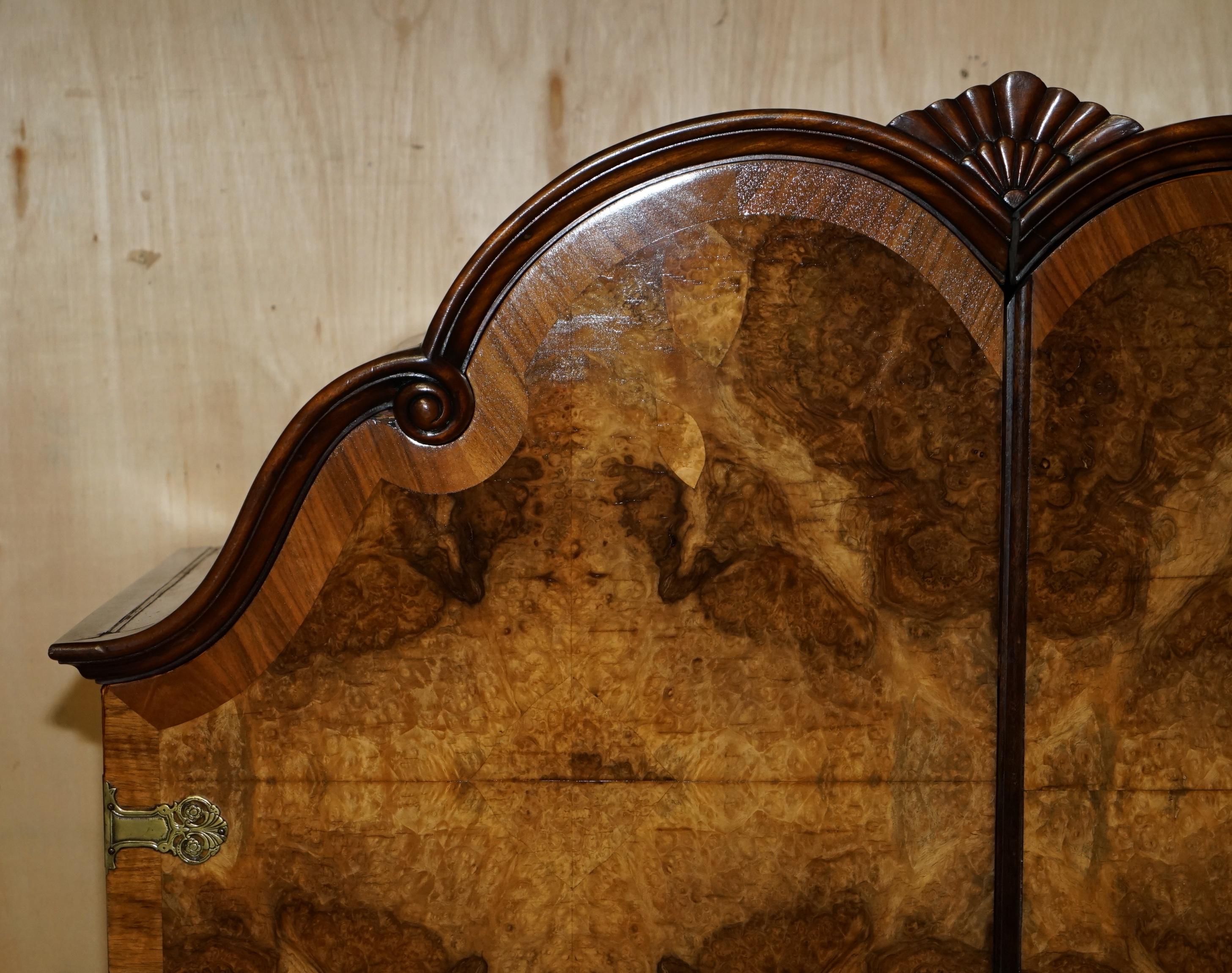 STUNNING CIRCA 1940er QUARTER CUT BURR WALNUT STEEPLE TOP LARGE TWIN WARDROBE (Englisch) im Angebot