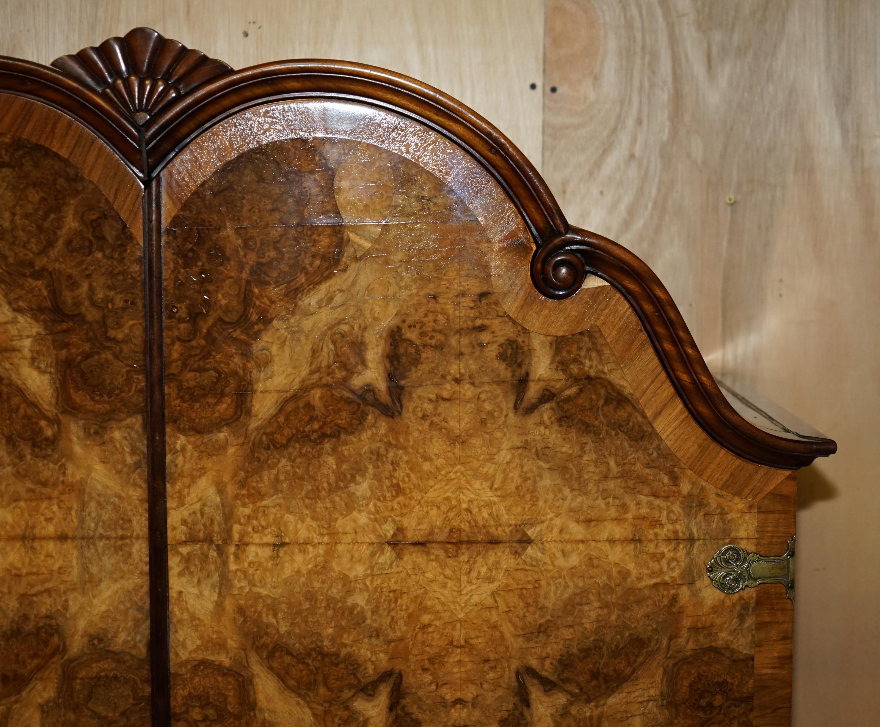 STUNNING CIRCA 1940er QUARTER CUT BURR WALNUT STEEPLE TOP LARGE TWIN WARDROBE (Handgefertigt) im Angebot