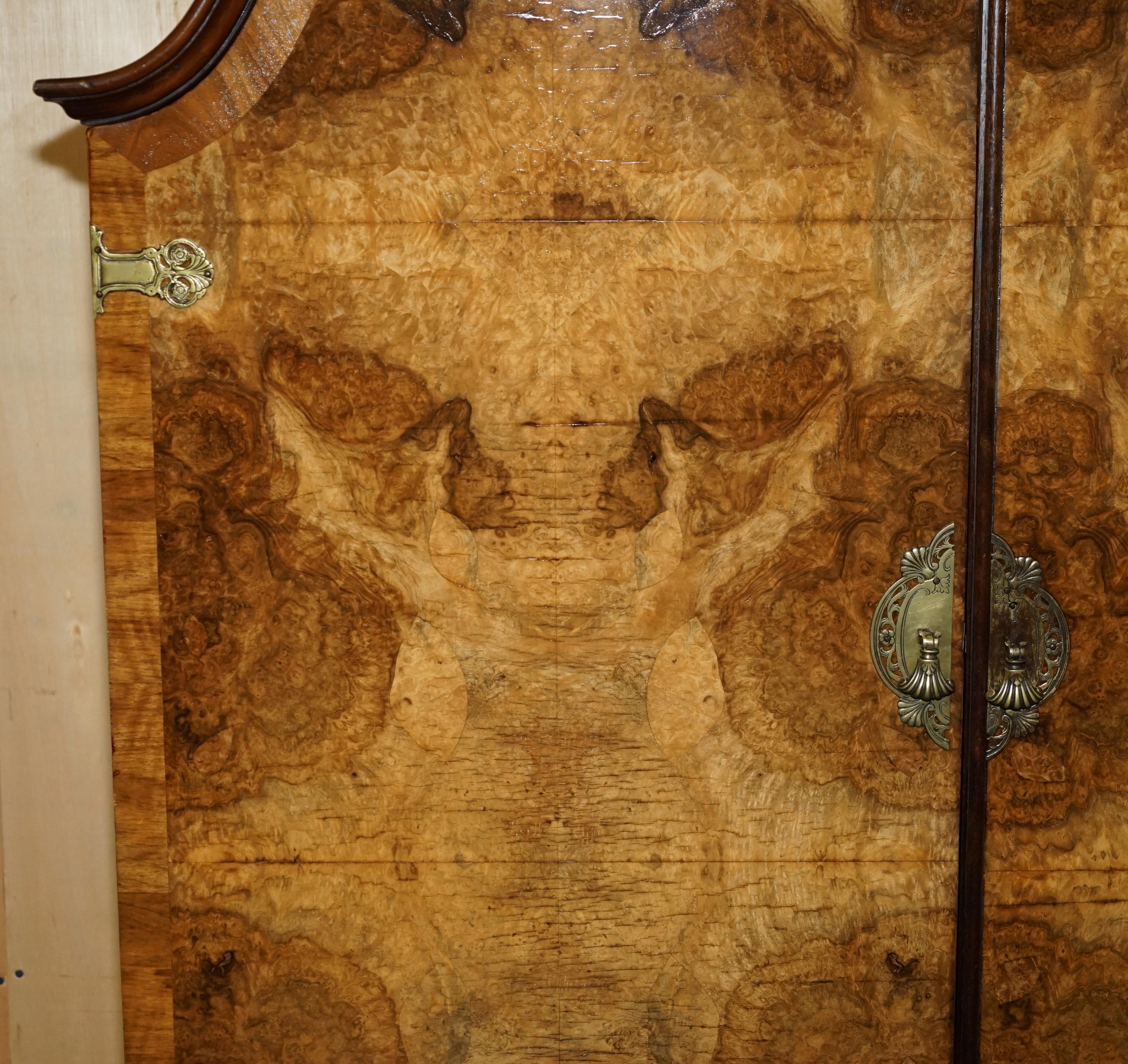 STUNNING CIRCA 1940er QUARTER CUT BURR WALNUT STEEPLE TOP LARGE TWIN WARDROBE im Zustand „Gut“ im Angebot in West Sussex, Pulborough