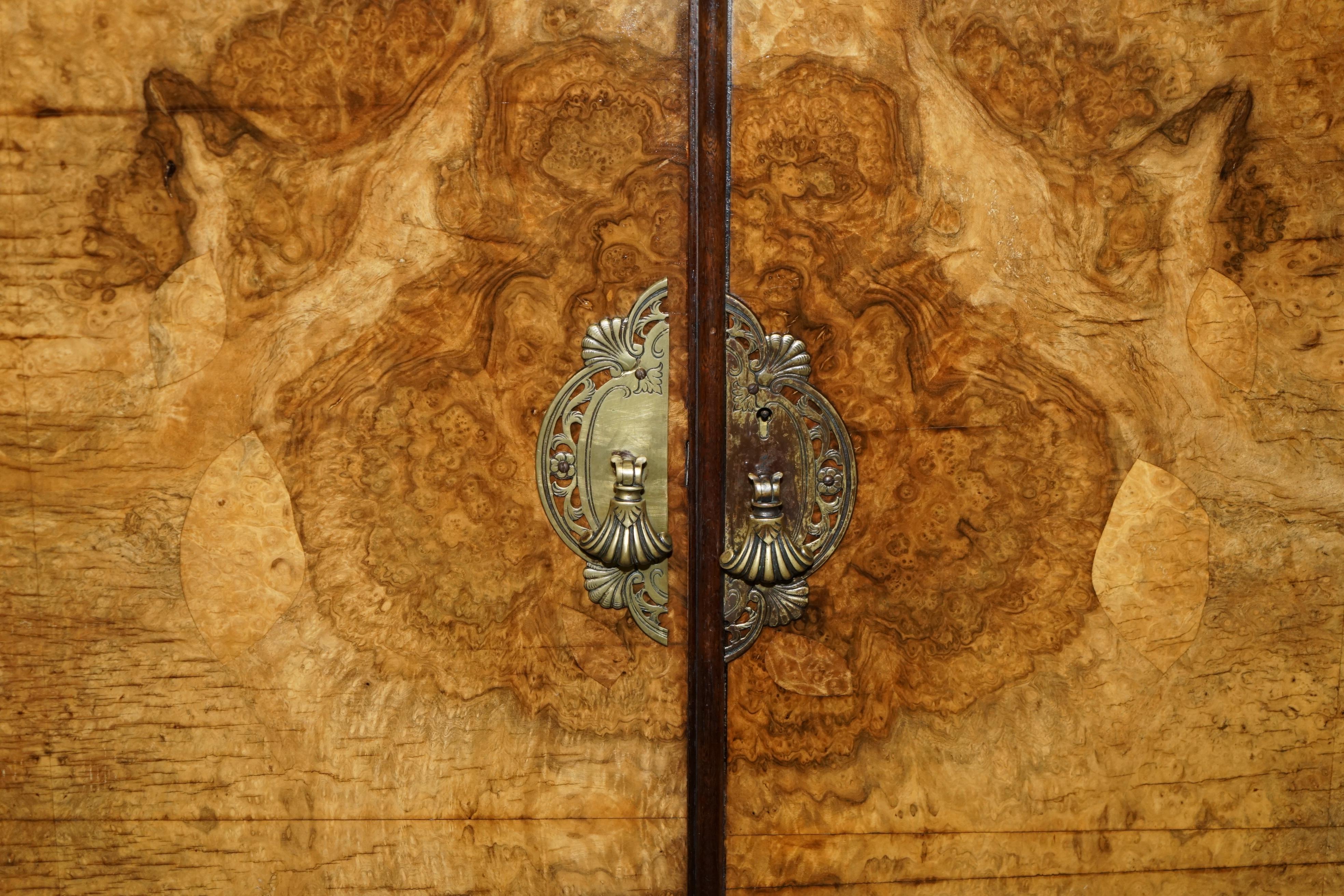 STUNNING CIRCA 1940er QUARTER CUT BURR WALNUT STEEPLE TOP LARGE TWIN WARDROBE (Mitte des 20. Jahrhunderts) im Angebot