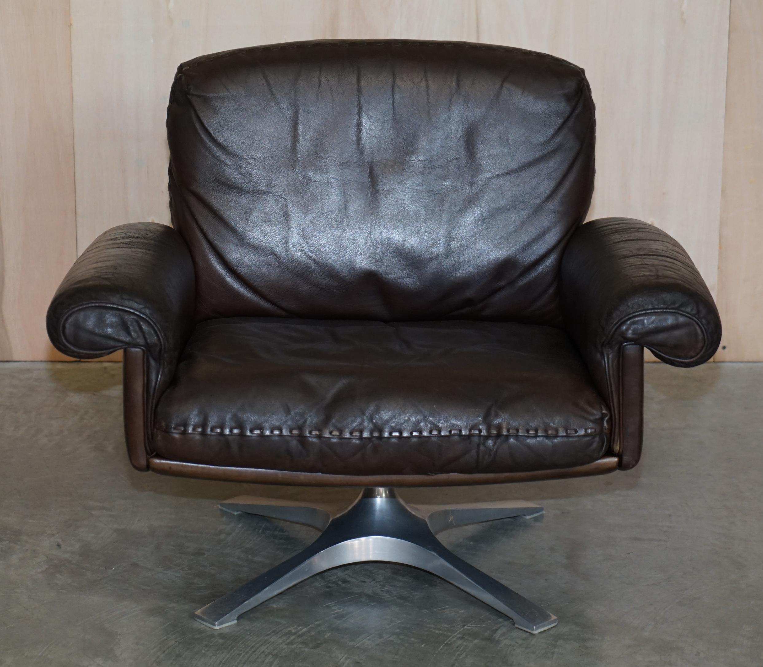 Nous sommes ravis d'offrir à la vente ce magnifique fauteuil pivotant De Sede DS-35, datant du milieu du siècle dernier et des années 1960, avec sa base prototype.

Un fauteuil vraiment emblématique et super confortable fabriqué par les gourous du