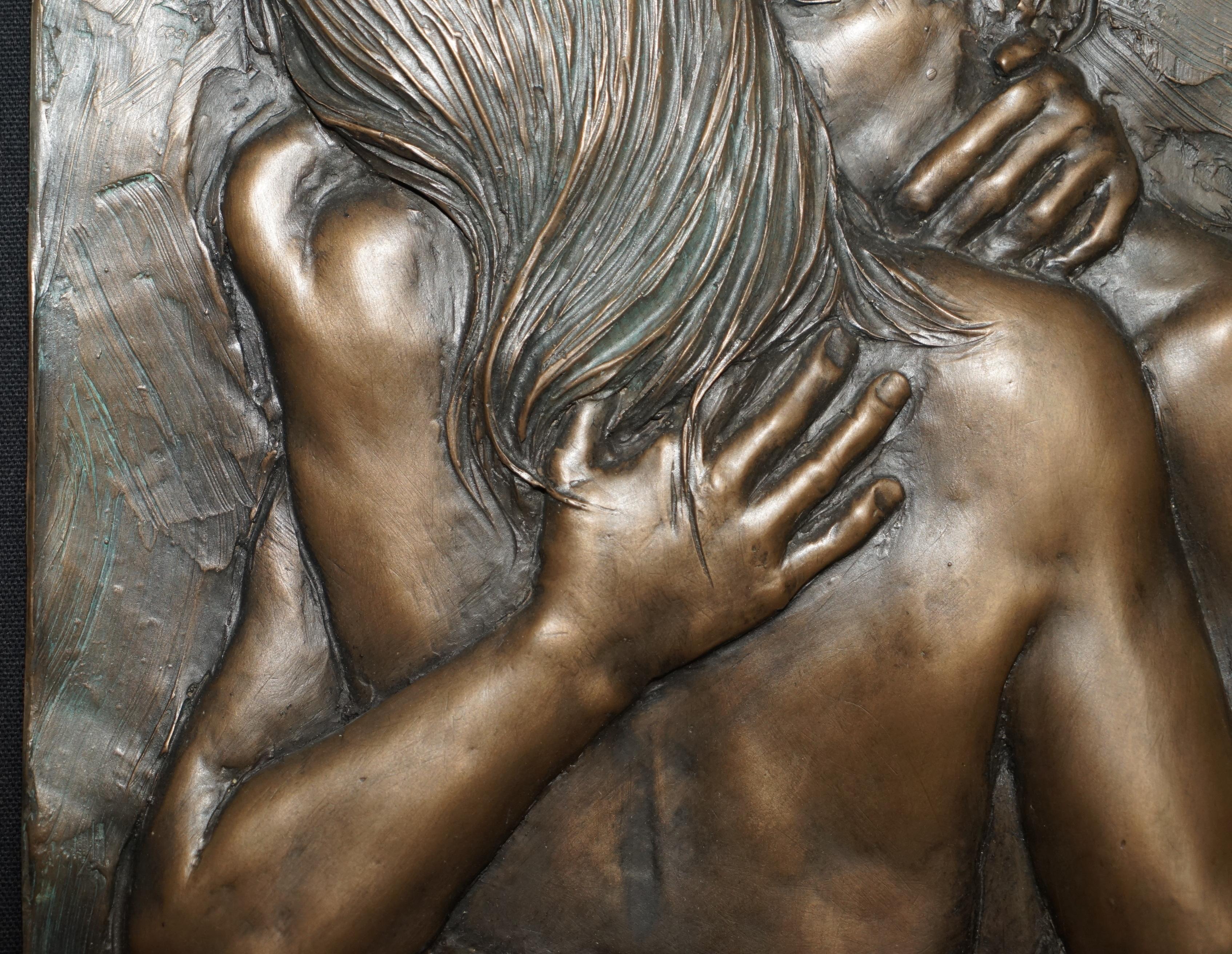 STUNNING CIRCA 2000 BILL MACK CARELESS BRONZE PLASTER 3D PICTURE OF TWO LOVERs (21. Jahrhundert und zeitgenössisch) im Angebot