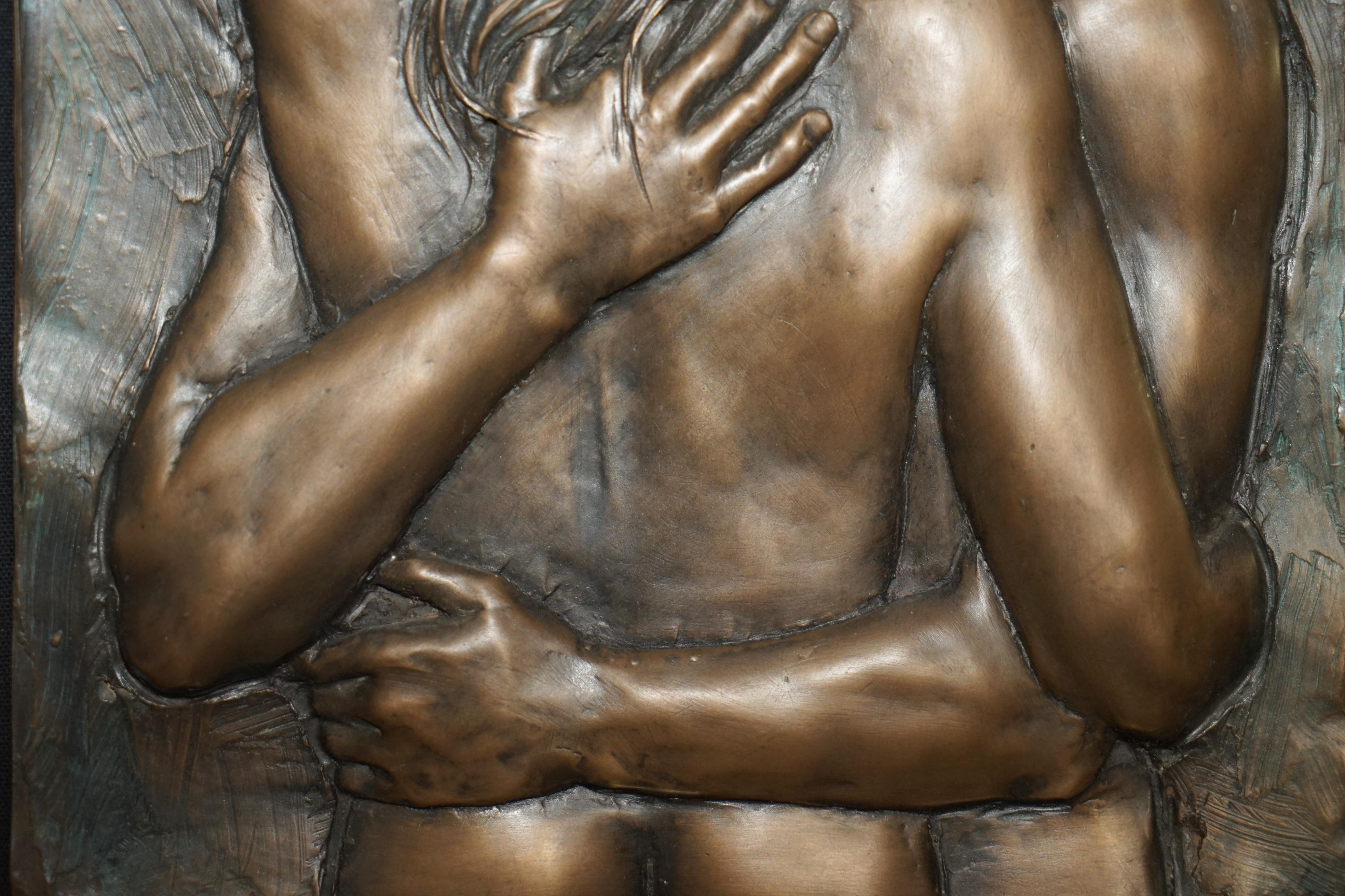 STUNNING CIRCA 2000 BILL MACK CARELESS BRONZE PLASTER 3D PICTURE OF TWO LOVERs (Bronze) im Angebot