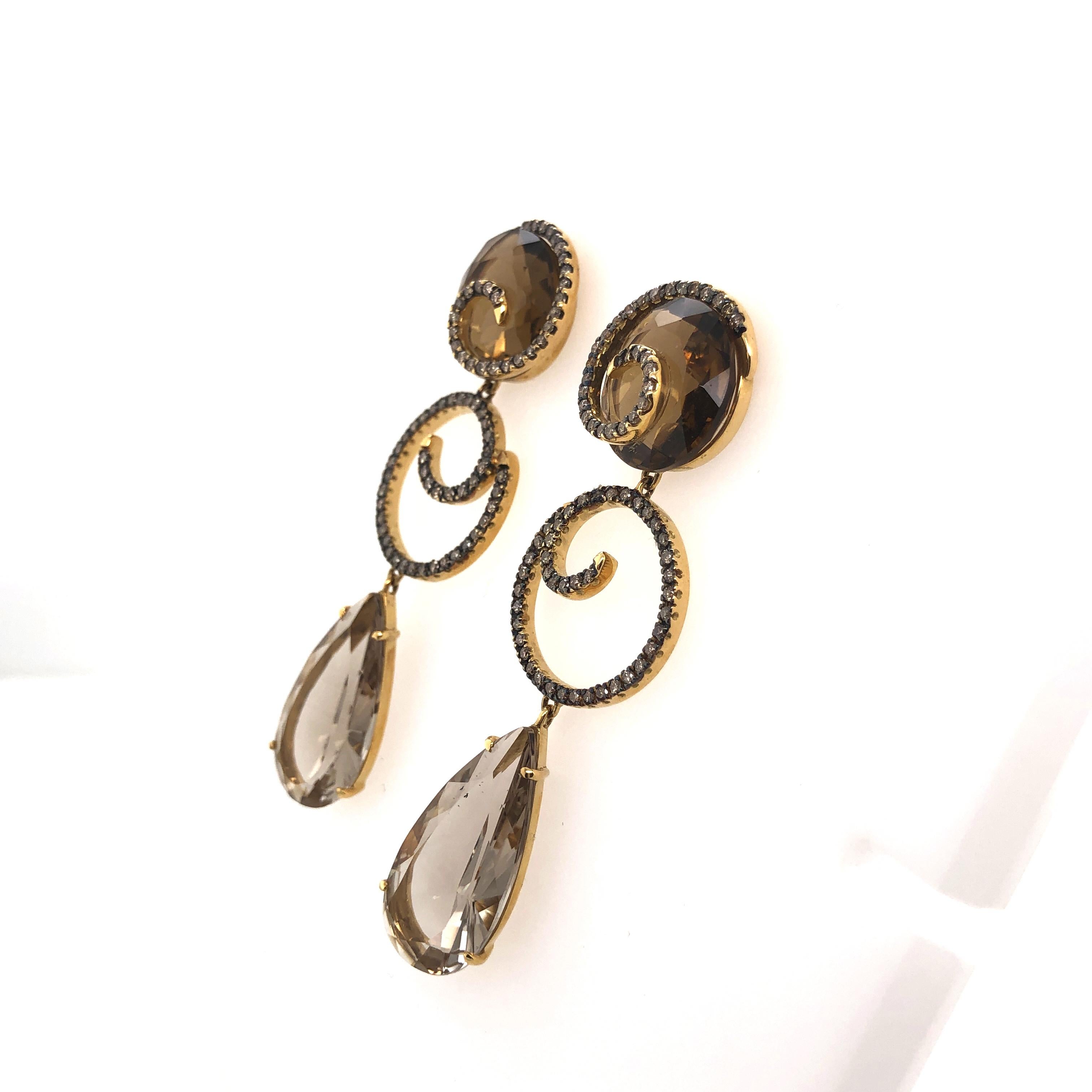 Stunning Citrine, Quartz and Diamond Drop Earrings Set in 18 Karat Yellow Gold In New Condition For Sale In New York, NY