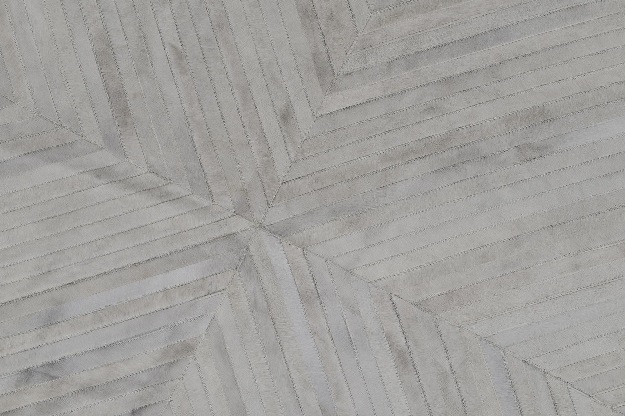 Runder, grau gefärbter, anpassbarer La Quinta Rindsleder-Bodenteppich Groß  (21. Jahrhundert und zeitgenössisch) im Angebot