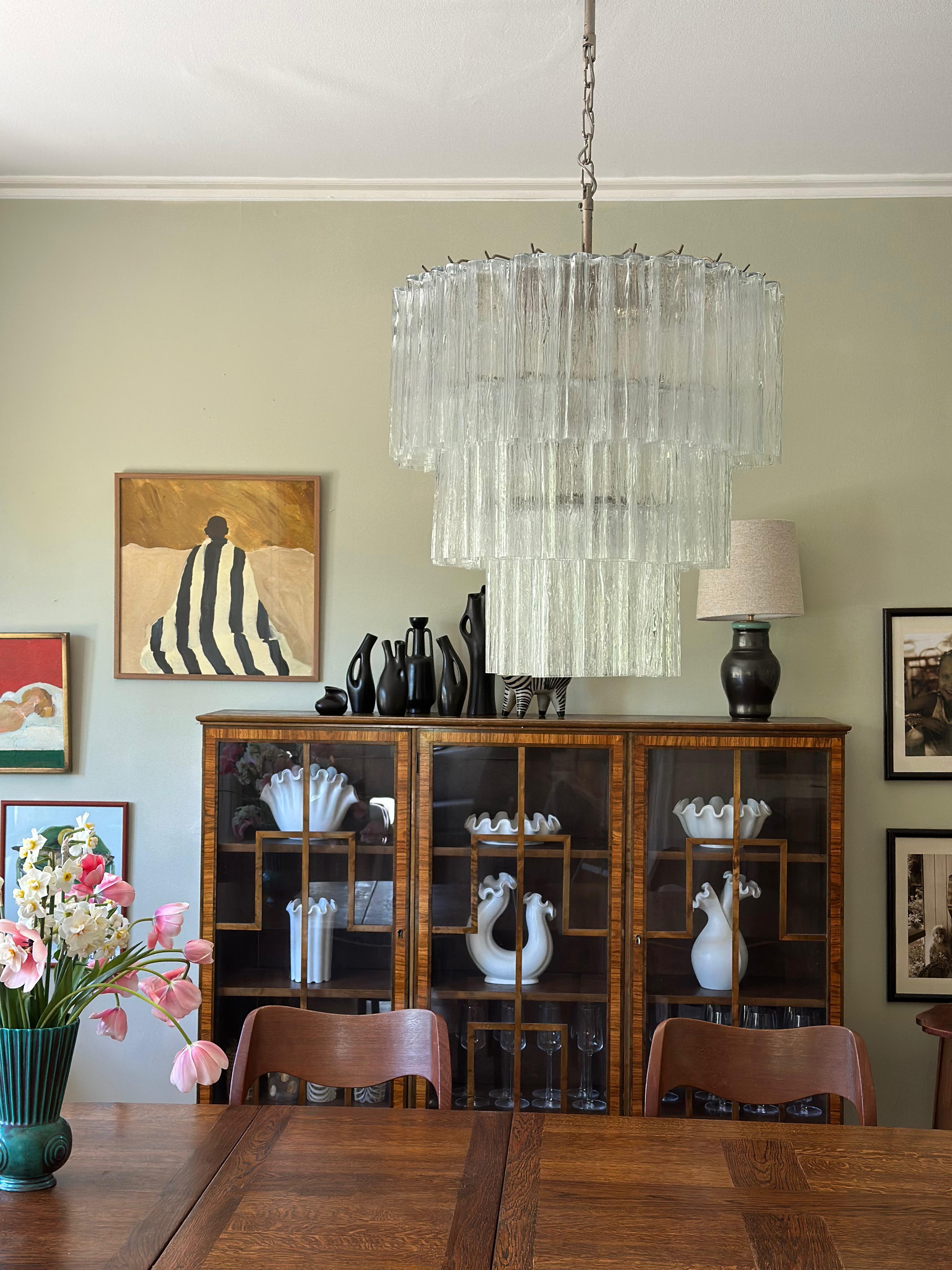 Lampadario Stunner Contemporary Murano. Prismi tubolari in vetro formato Tronchi nello stile tradizionale italiano del metà secolo.
L'apparecchio di Murano è composto da 52 elementi di vetro delle dimensioni di 25 x7 cm (9,9