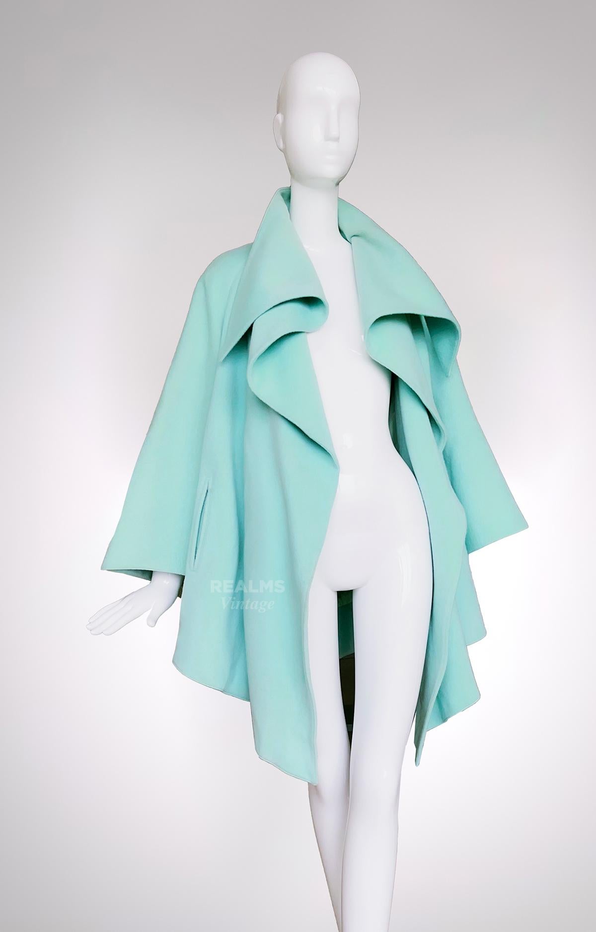 Superbe manteau de défilé d'archives en laine sculpturale Claude Montana FW 1990  Bon état - En vente à Berlin, BE