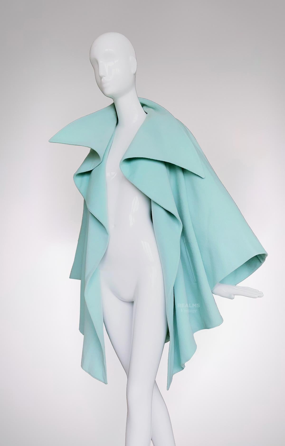 Superbe manteau de défilé d'archives en laine sculpturale Claude Montana FW 1990  en vente 1
