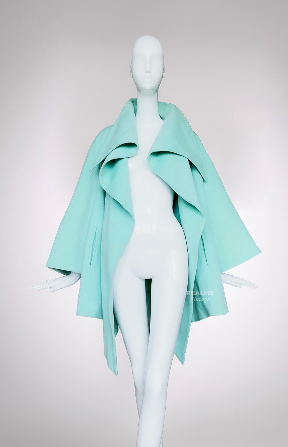 Superbe manteau de défilé d'archives en laine sculpturale Claude Montana FW 1990  en vente 3